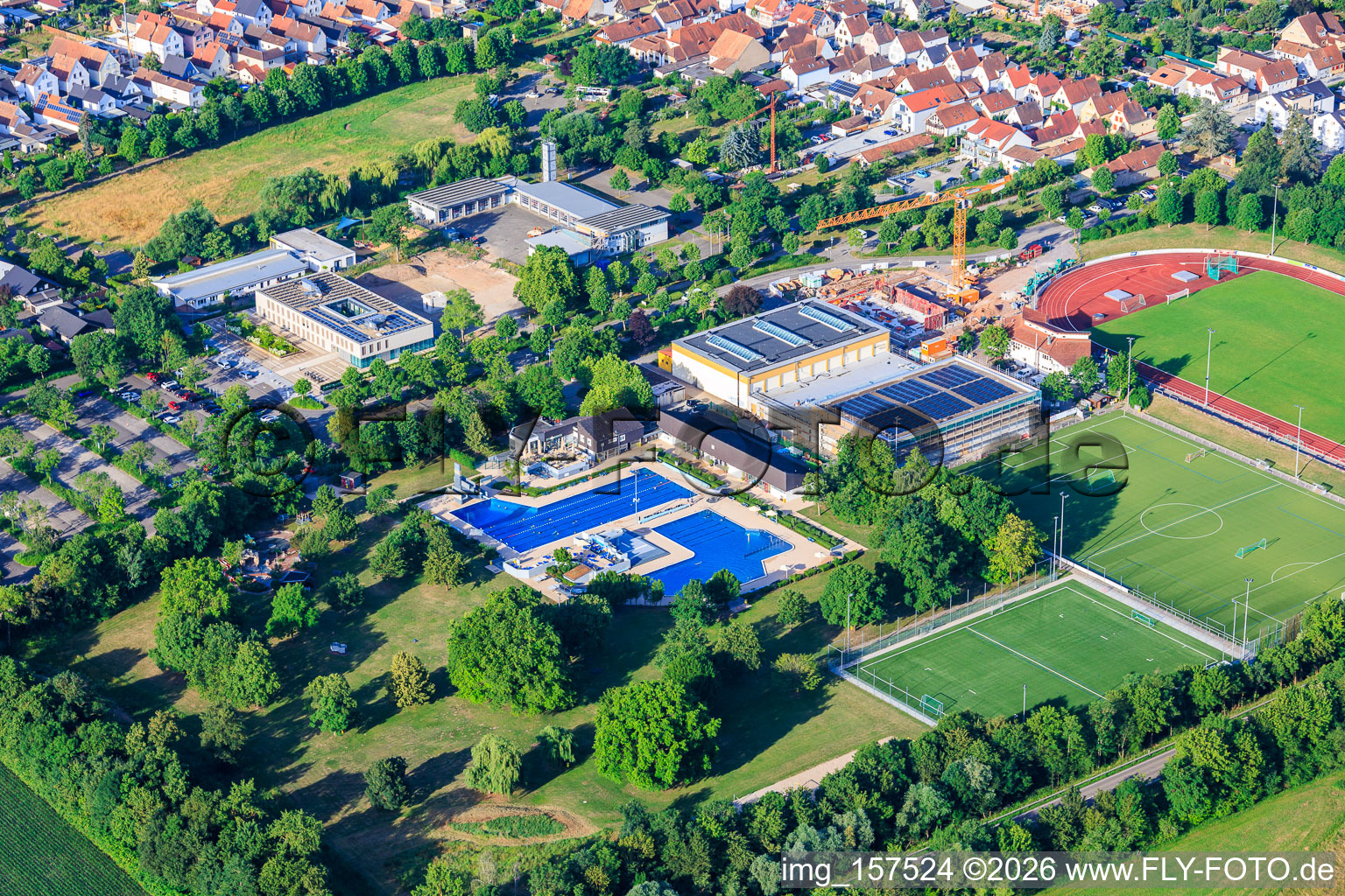 Salle Queichtal. Piscine extérieure et stade Queichtal vus du nord-est. à Offenbach an der Queich dans le département Rhénanie-Palatinat, Allemagne