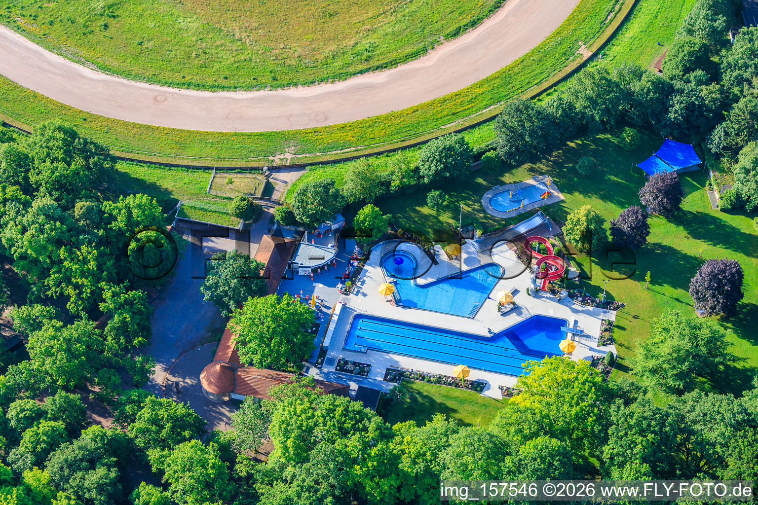 Piscine extérieure de la forêt d'Herxheim à Herxheim bei Landau dans le département Rhénanie-Palatinat, Allemagne