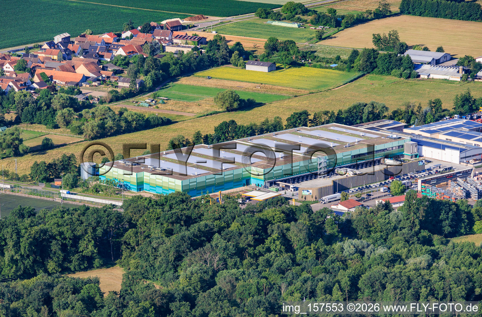 Parc industriel Horst au nord-est avec entrepôt de Frischeplattform Südwest GmbH à le quartier Minderslachen in Kandel dans le département Rhénanie-Palatinat, Allemagne