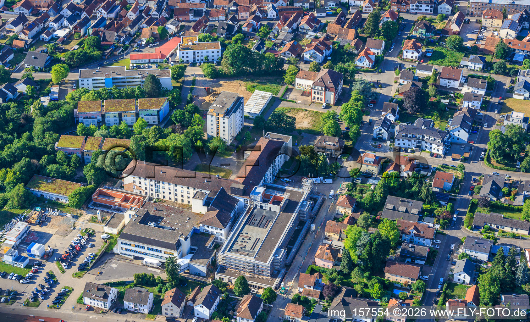 Chantier du nouveau bâtiment abritant le service des urgences, l'unité de soins intensifs et les services de diagnostic d'Asklepios Südpfalzkliniken GmbH. Maîtrise d'œuvre BPM Bau- und Projektmanagement Hart GmbH. Architecture, urbanisme et supervision du chantier: alsh sander hofrichter architekten GmbH, cabinet d'architecture et d'urbanisme. Bureau d'études Noll GmbH, Planification CVC (Chauffage, Ventilation, Plomberie, Gaz médicaux, Automatisation du bâtiment), Planification CVC (Systèmes haute et basse tension, Convoyeurs): DE-Plan GmbH & Co. KG, Ingénierie structurelle: ZPP Ingenieure AG, Architecture paysagère: hofmann_röttgen Landschaftsarchitekten BDLA, Protection incendie: Rieser-Wessel Brandschutzsachverständige & Ingenieure PartG mbB, et Physique du bâtiment / Isolation phonique et acoustique: Bureau d'études Seidel à Kandel dans le département Rhénanie-Palatinat, Allemagne