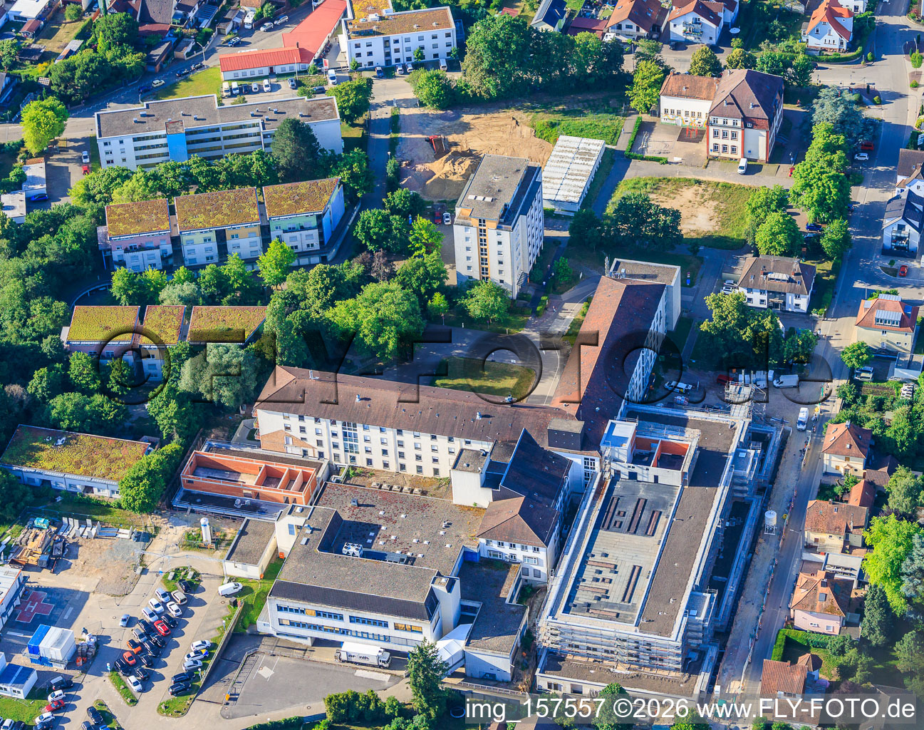 Chantier du nouveau bâtiment abritant le service des urgences, l'unité de soins intensifs et les services de diagnostic d'Asklepios Südpfalzkliniken GmbH. Maîtrise d'œuvre BPM Bau- und Projektmanagement Hart GmbH. Architecture, urbanisme et supervision du chantier: alsh sander hofrichter architekten GmbH, cabinet d'architecture et d'urbanisme. Bureau d'études Noll GmbH, Planification CVC (Chauffage, Ventilation, Plomberie, Gaz médicaux, Automatisation du bâtiment), Planification CVC (Systèmes haute et basse tension, Convoyeurs): DE-Plan GmbH & Co. KG, Ingénierie structurelle: ZPP Ingenieure AG, Architecture paysagère: hofmann_röttgen Landschaftsarchitekten BDLA, Protection incendie: Rieser-Wessel Brandschutzsachverständige & Ingenieure PartG mbB, et Physique du bâtiment / Isolation phonique et acoustique: Bureau d'études Seidel à Kandel dans le département Rhénanie-Palatinat, Allemagne