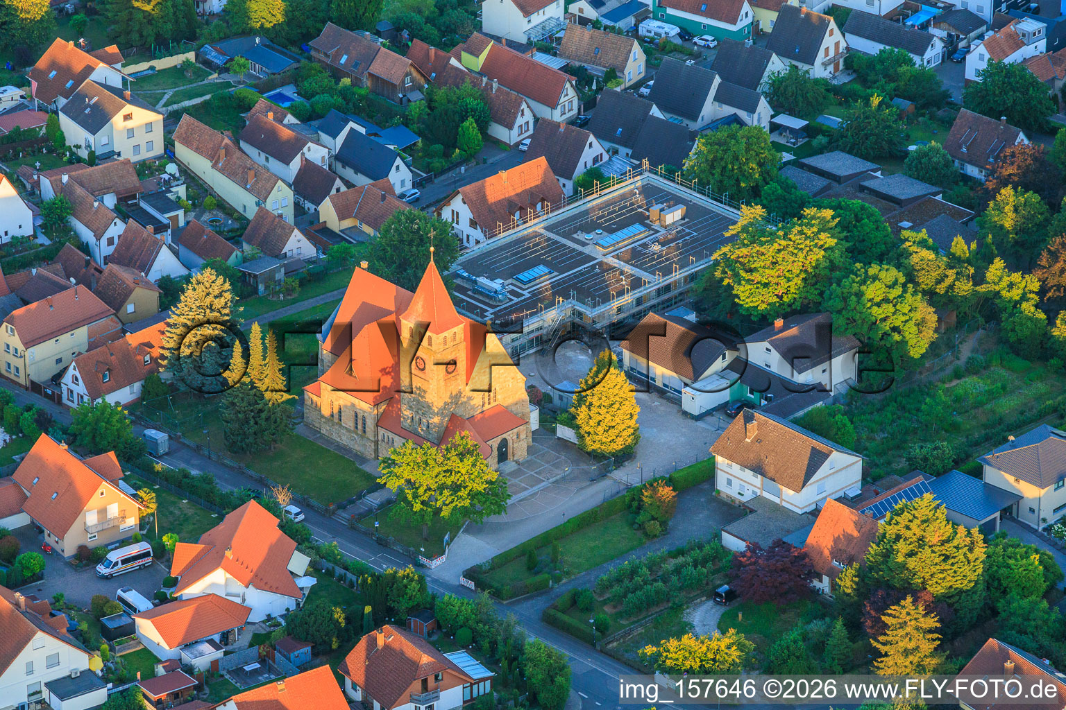 L'église catholique Saint-Michel dans les dernières lueurs du soir à Insheim dans le département Rhénanie-Palatinat, Allemagne