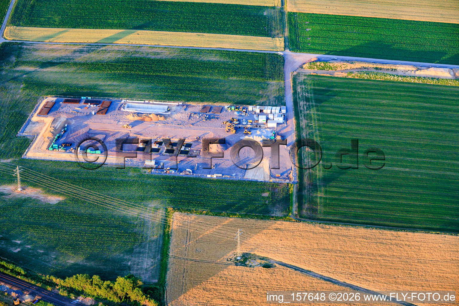 Chantier de construction du deuxième site de forage sur le Trappelberg du projet Lionheart de Vulcan Energy, destiné à assurer l'approvisionnement futur en chaleur neutre en carbone de la ville de Landau, ainsi qu'à l'extraction de lithium et à la production d'électricité via une centrale ORC. à Rohrbach dans le département Rhénanie-Palatinat, Allemagne
