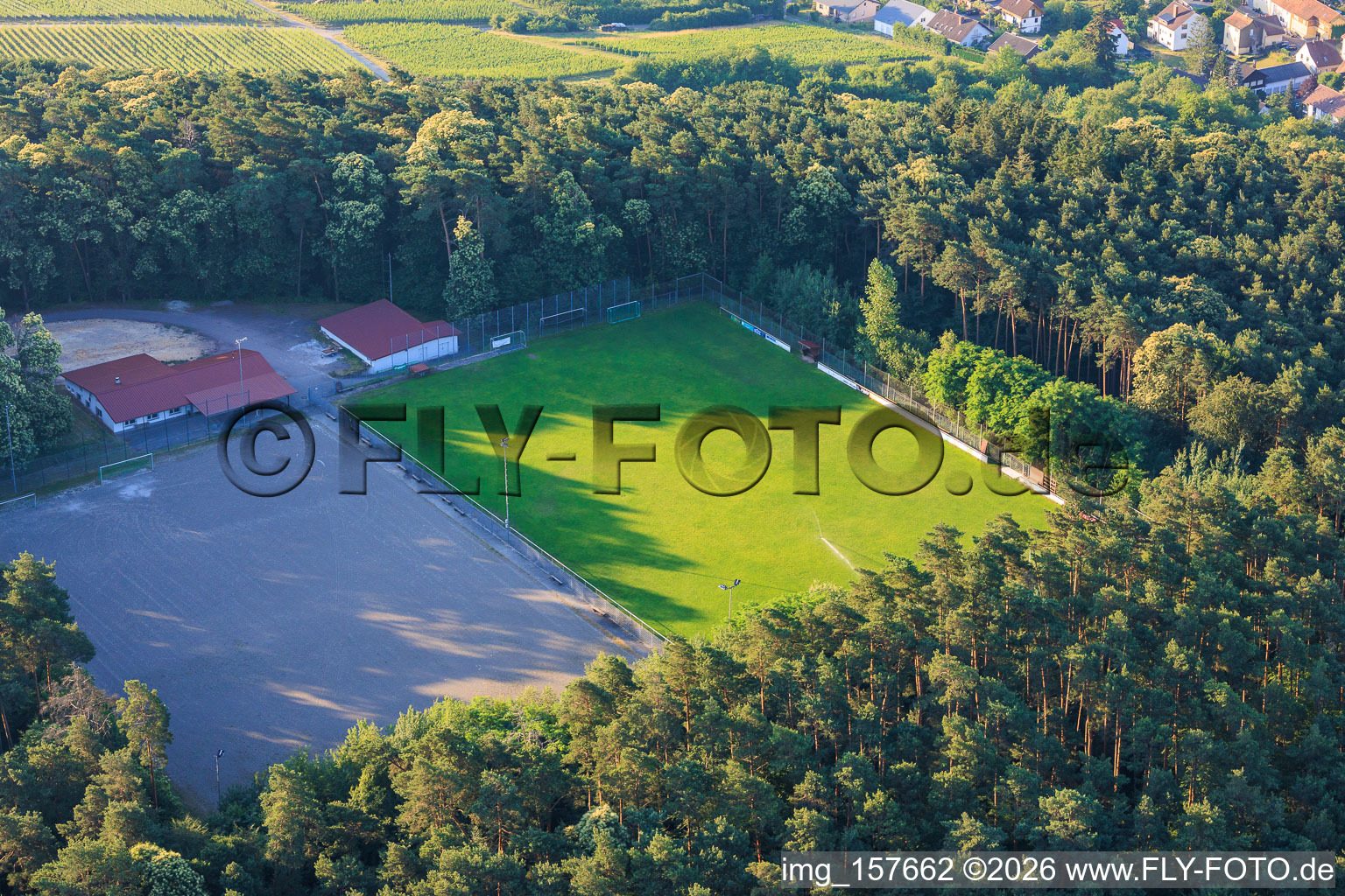 Terrains de sport de SV Schweigen-Rechtenbach 1929 eV dans la forêt à le quartier Rechtenbach in Schweigen-Rechtenbach dans le département Rhénanie-Palatinat, Allemagne