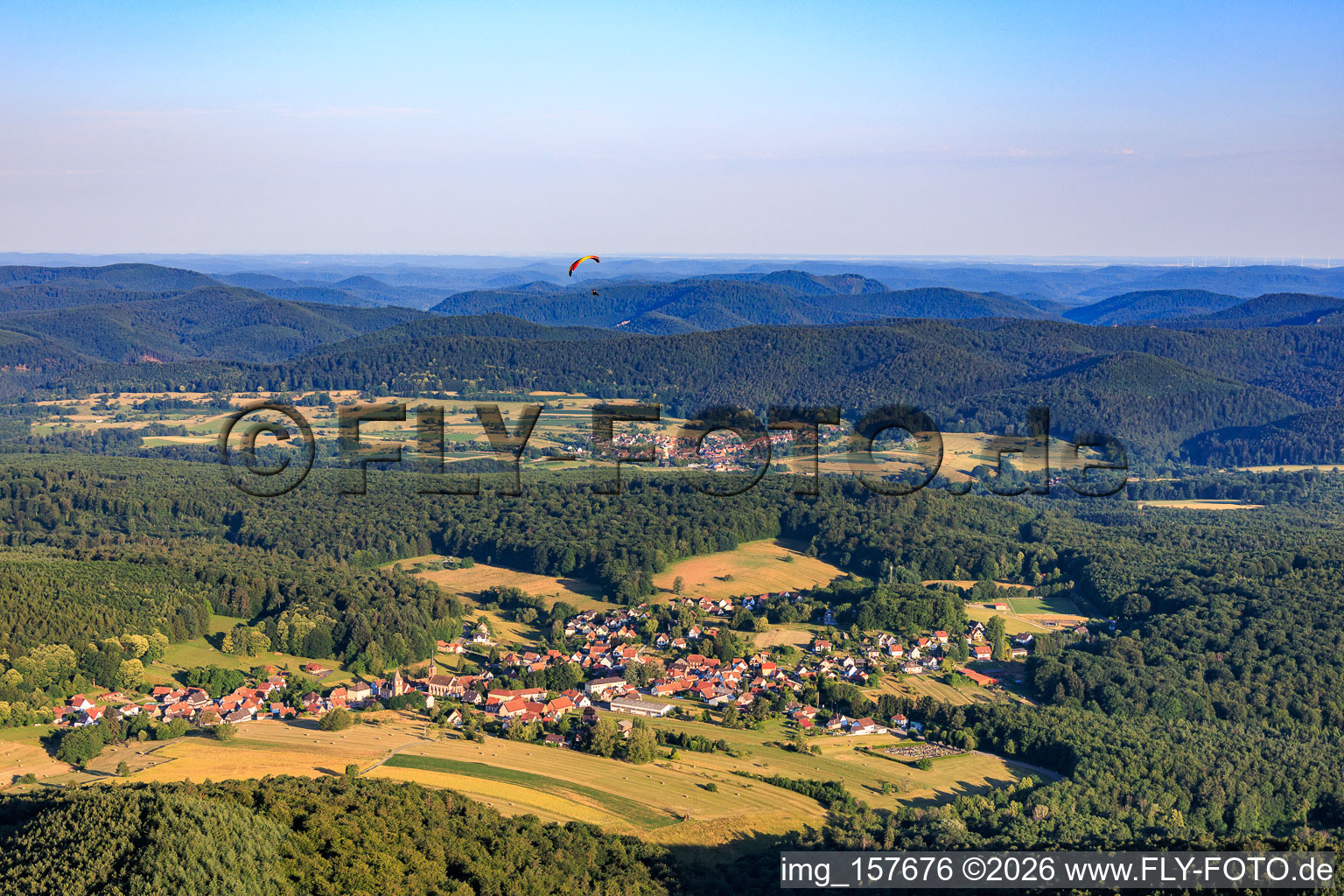 Vue du village depuis l'est en parapente à Climbach dans le département Bas Rhin, France