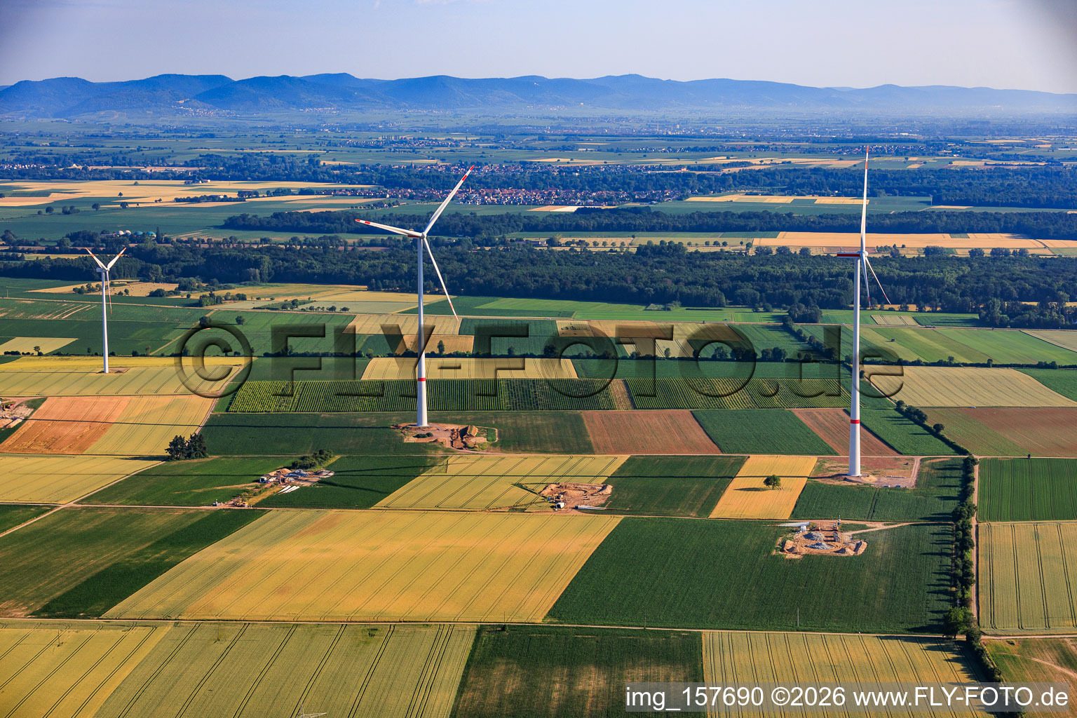 Démolition et démantèlement des quatre anciennes installations (GE 1.5) de 2004 après la modernisation du parc éolien Minfeld à Minfeld dans le département Rhénanie-Palatinat, Allemagne