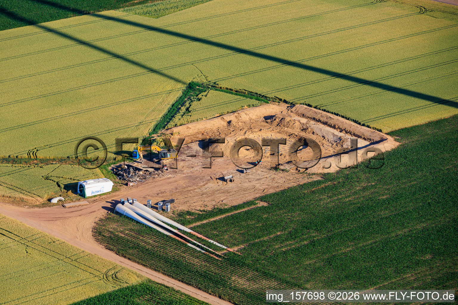 Démolition et démantèlement des quatre anciennes installations (GE 1.5) de 2004 après la modernisation du parc éolien Minfeld à Minfeld dans le département Rhénanie-Palatinat, Allemagne