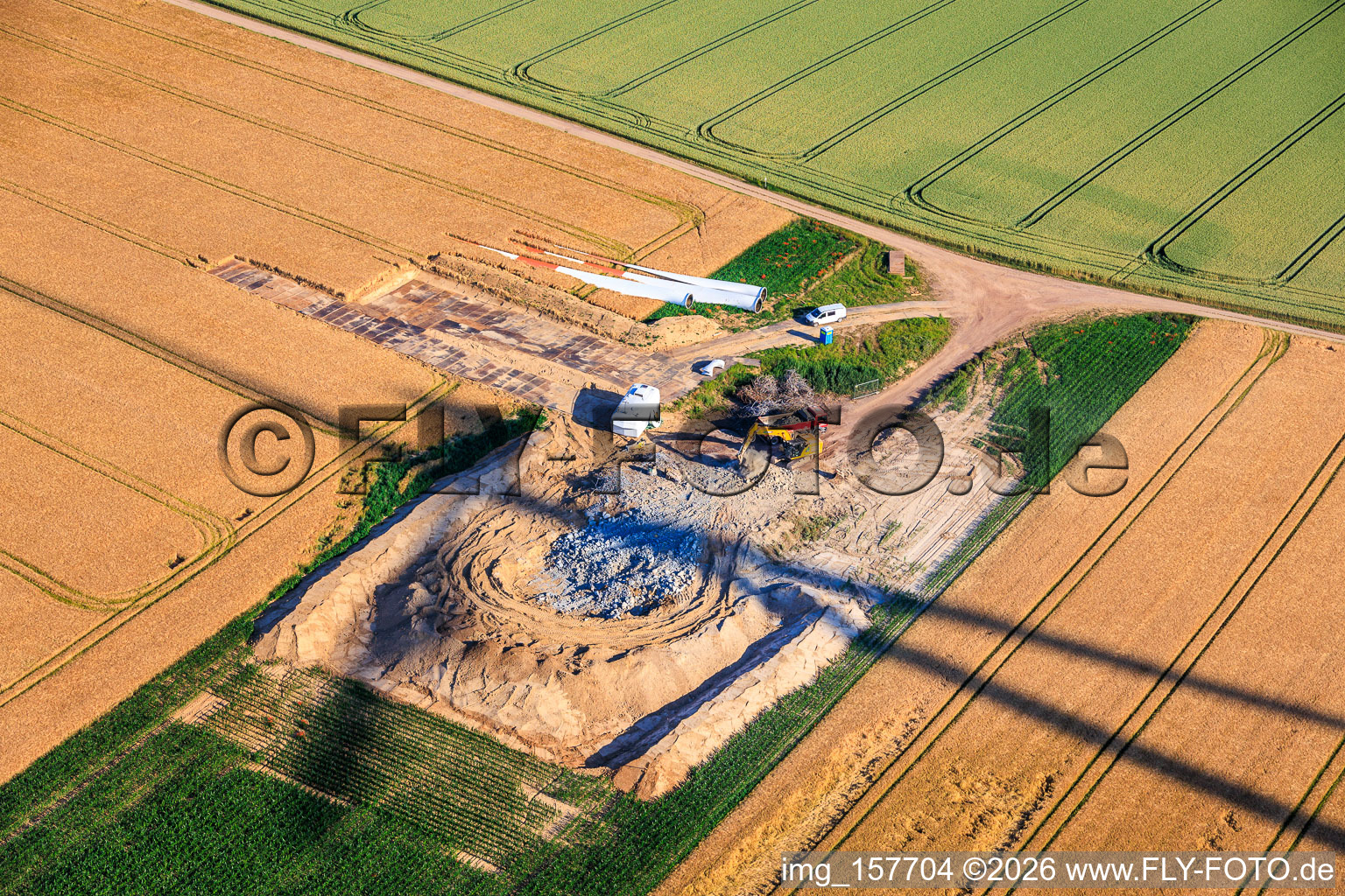 Démolition et démantèlement des quatre anciennes installations (GE 1.5) de 2004 après la modernisation du parc éolien Minfeld à Minfeld dans le département Rhénanie-Palatinat, Allemagne