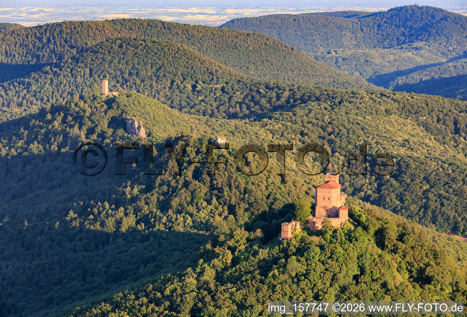 Trois châteaux : Trifels, Anebos, Jungturm Münz et la tour rénovée Scharfenberg à le quartier Bindersbach in Annweiler am Trifels dans le département Rhénanie-Palatinat, Allemagne