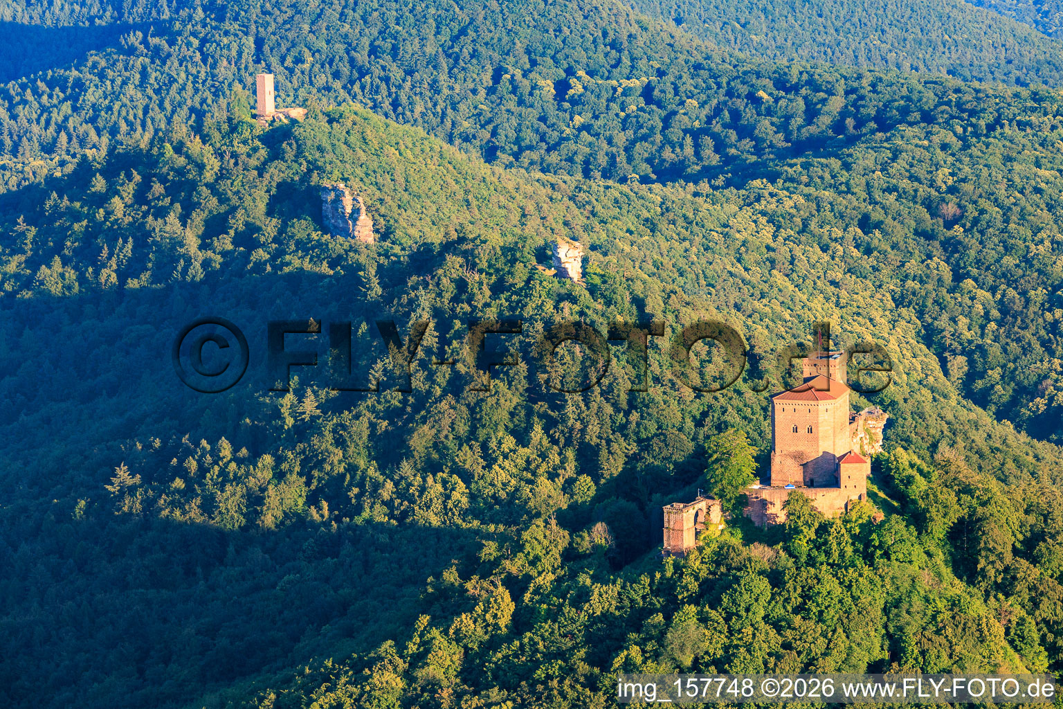 Trois châteaux : Trifels, Anebos, Jungturm Münz et la tour rénovée Scharfenberg à le quartier Bindersbach in Annweiler am Trifels dans le département Rhénanie-Palatinat, Allemagne