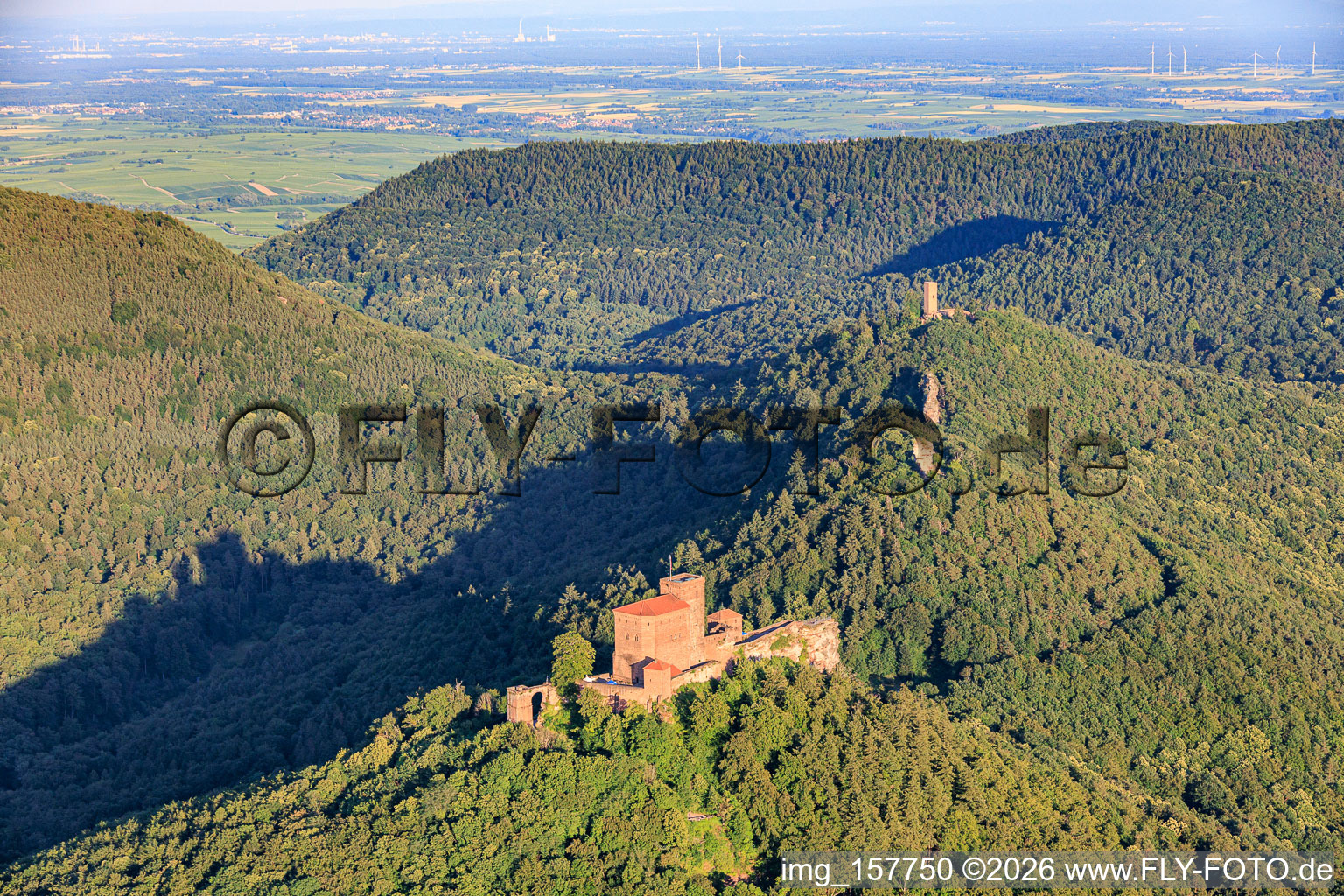 Trois châteaux : Trifels, Anebos, Jungturm Münz et la tour rénovée Scharfenberg à le quartier Bindersbach in Annweiler am Trifels dans le département Rhénanie-Palatinat, Allemagne