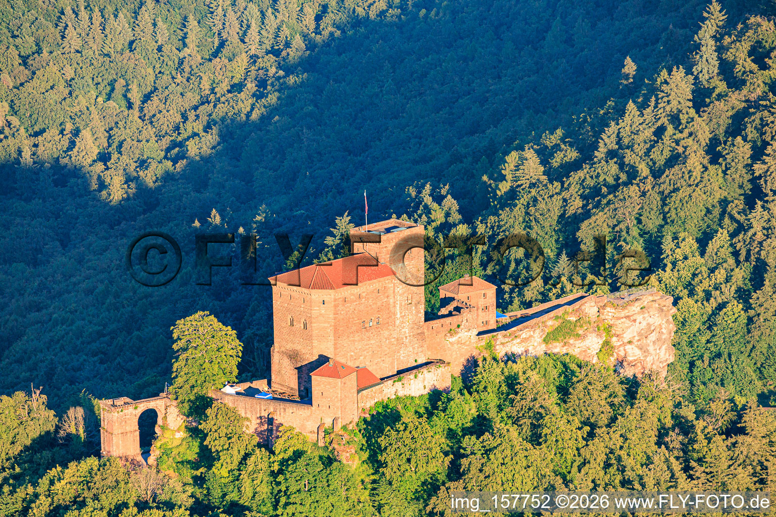 Le château de Trifels vu du sud-ouest à Annweiler am Trifels dans le département Rhénanie-Palatinat, Allemagne