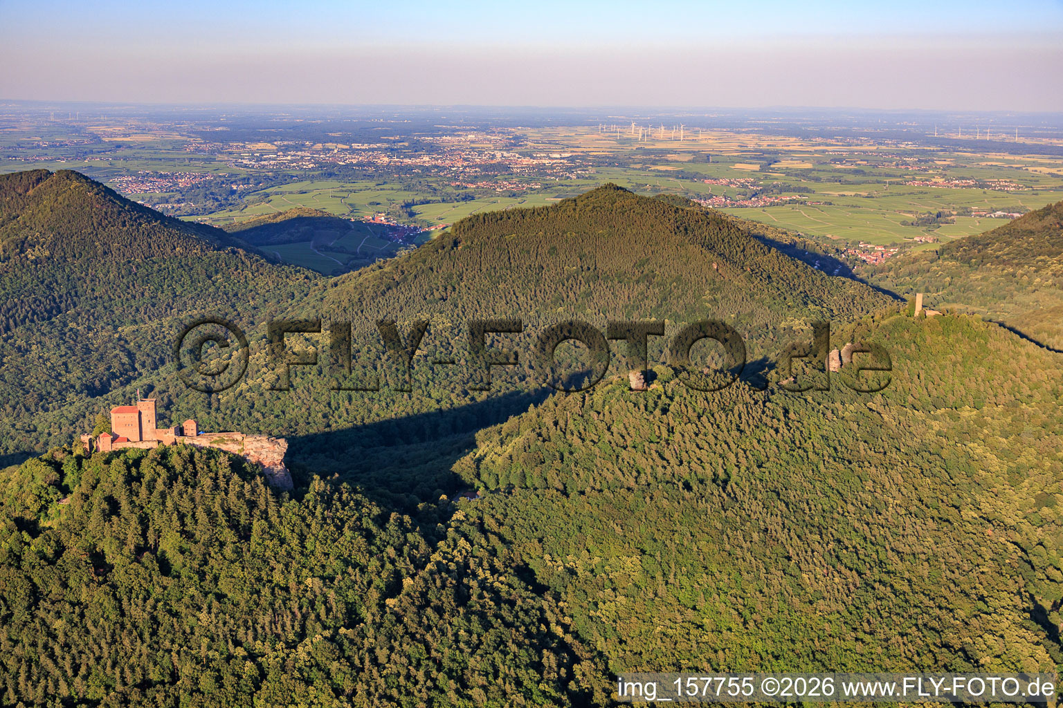 Trois châteaux : Trifels, Anebos, Jungturm Münz et la tour rénovée Scharfenberg à le quartier Bindersbach in Annweiler am Trifels dans le département Rhénanie-Palatinat, Allemagne