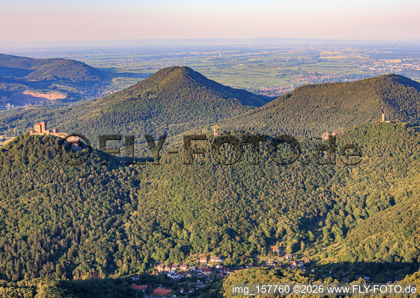 Trois châteaux du sud-ouest : Trifels, Anebos, Jungturm Münz et la tour rénovée de Scharfenberg à le quartier Bindersbach in Annweiler am Trifels dans le département Rhénanie-Palatinat, Allemagne
