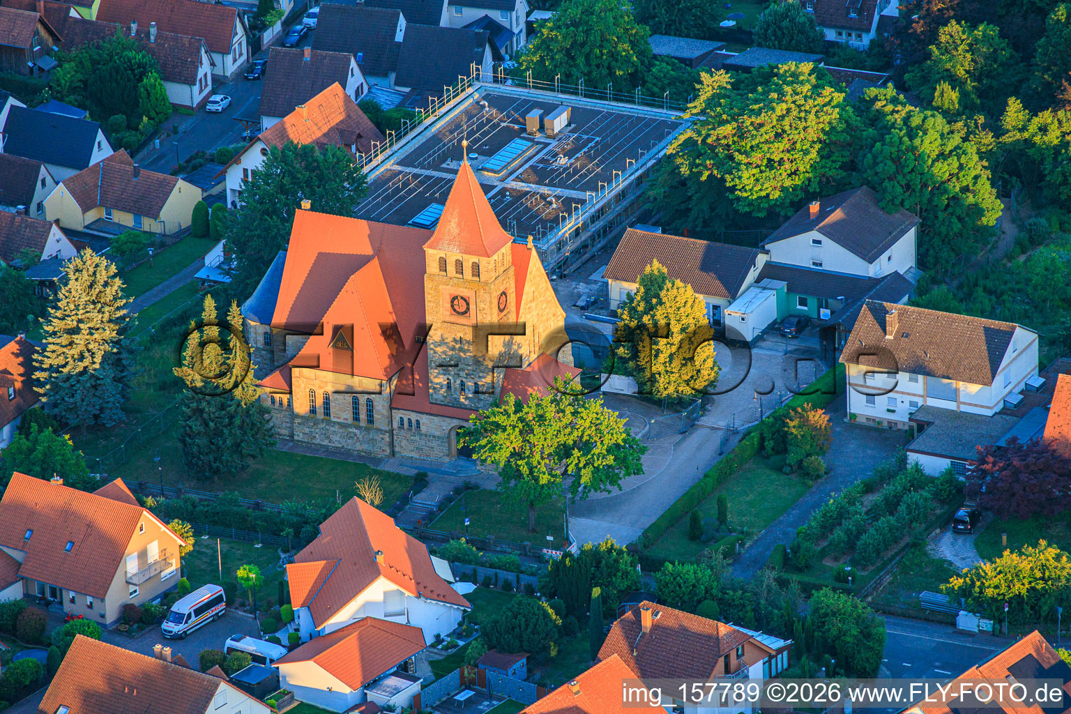 L'église catholique Saint-Michel dans les dernières lueurs du soir à Insheim dans le département Rhénanie-Palatinat, Allemagne