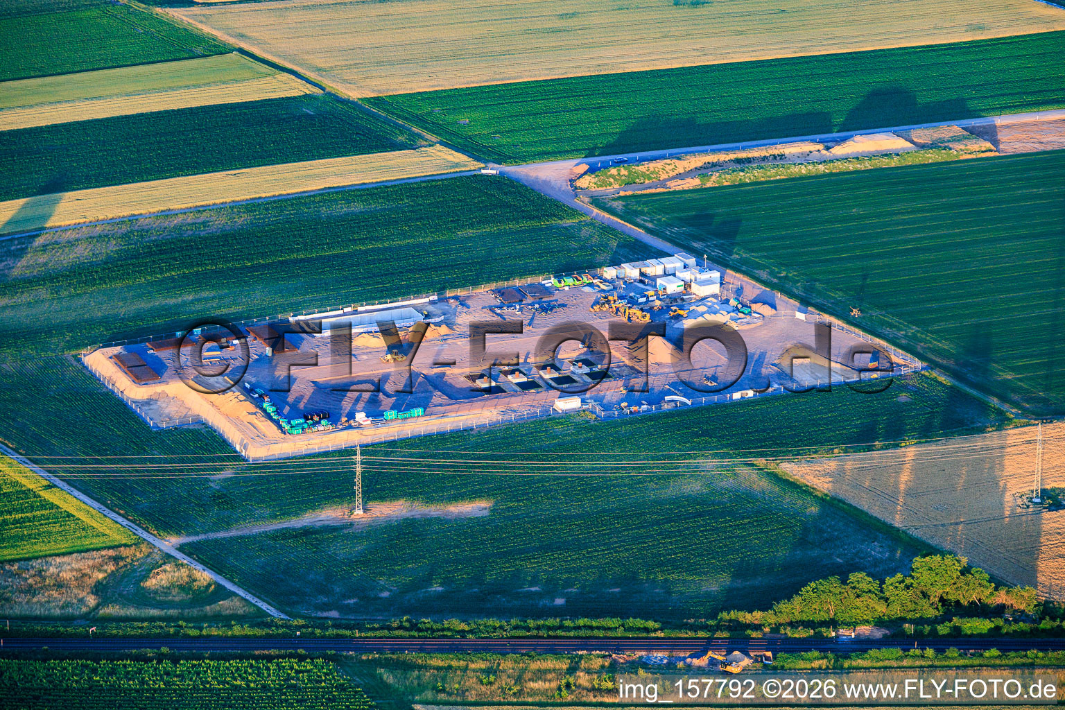 Chantier de construction du deuxième site de forage sur le Trappelberg du projet Lionheart de Vulcan Energy, destiné à assurer l'approvisionnement futur en chaleur neutre en carbone de la ville de Landau, ainsi qu'à l'extraction de lithium et à la production d'électricité via une centrale ORC. à Rohrbach dans le département Rhénanie-Palatinat, Allemagne