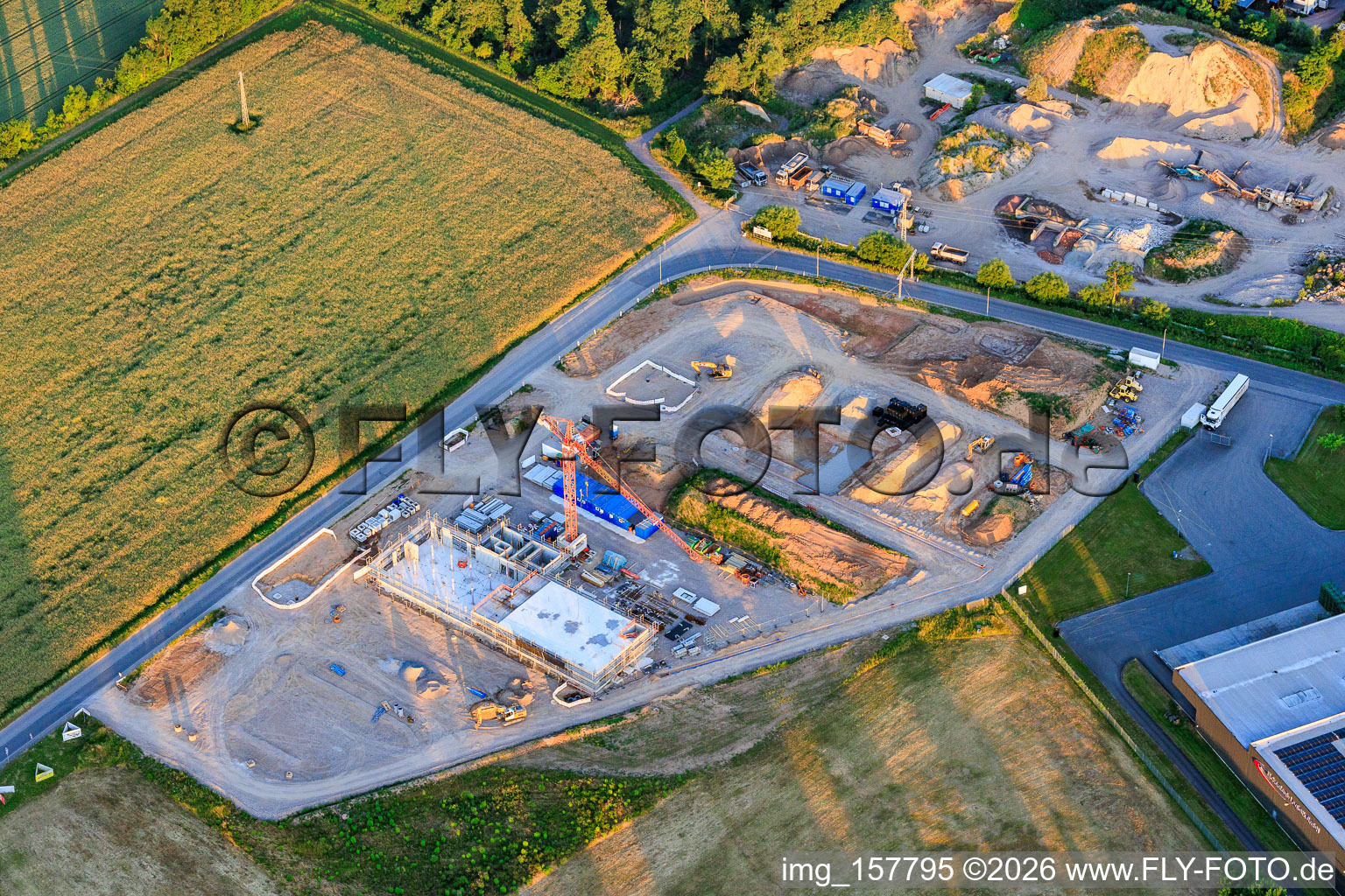 Chantier de construction du nouveau campus X2E pour les bâtiments administratifs et de production à Rohrbach dans le département Rhénanie-Palatinat, Allemagne