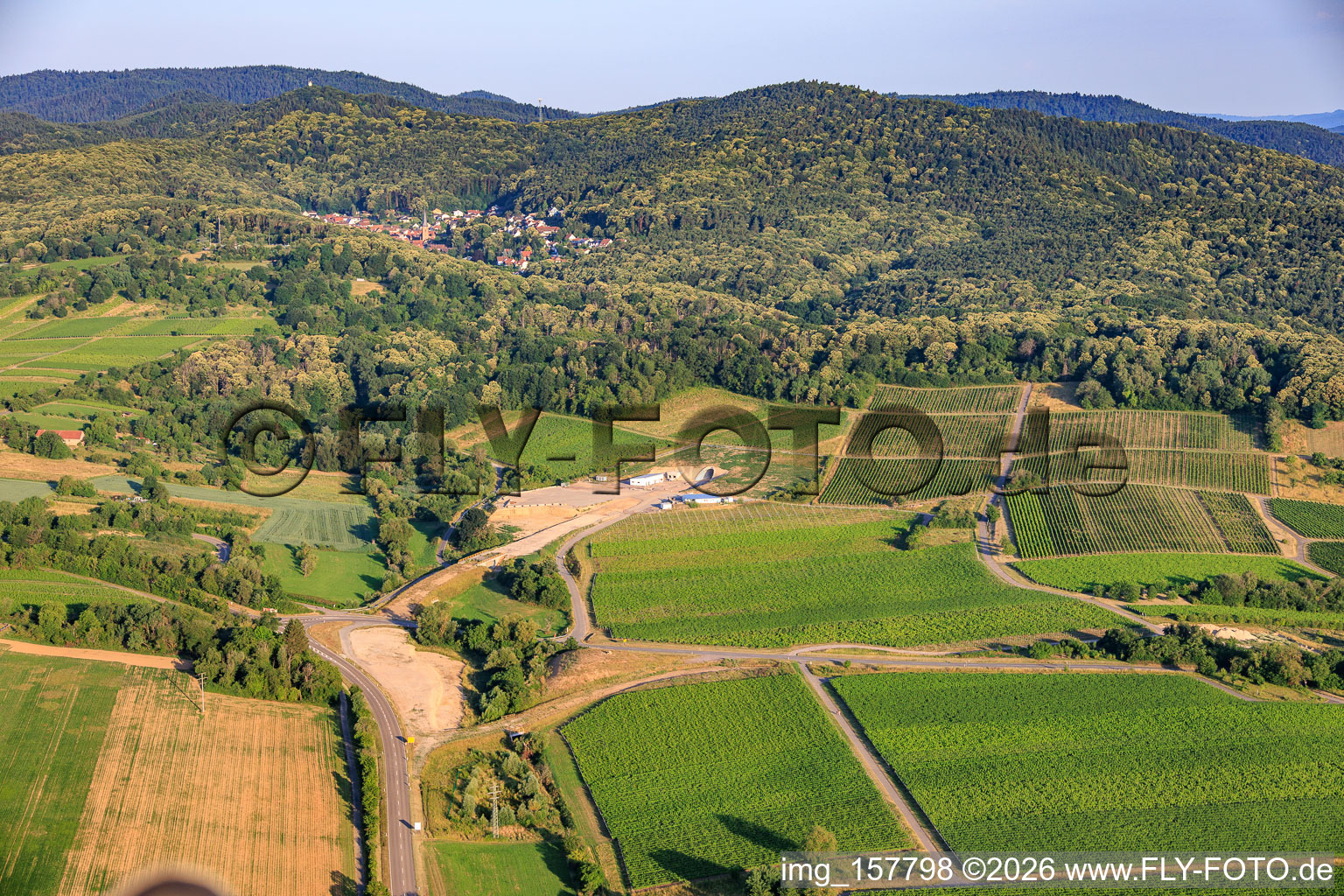 Chantier de construction du portail est du tunnel Astrid pour contourner Bad Bergzabern entre la B38 (Weinstraße) et la B427 (Kurtalstraße) à Dörrenbach dans le département Rhénanie-Palatinat, Allemagne