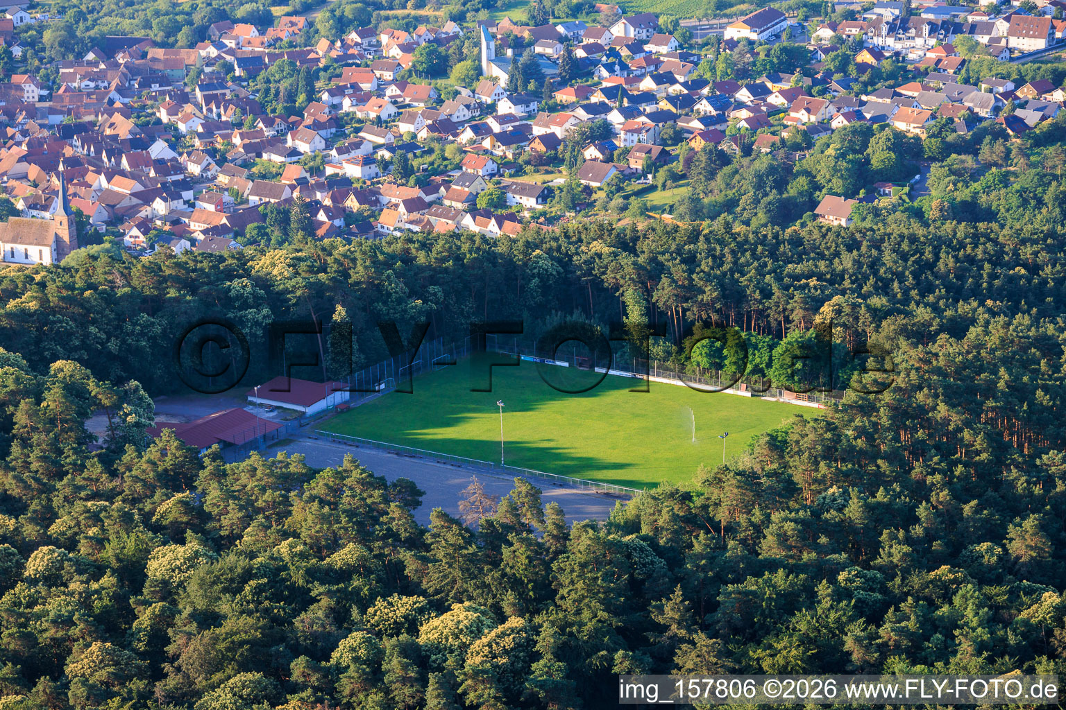 Terrains de sport de SV Schweigen-Rechtenbach 1929 eV dans la forêt à le quartier Rechtenbach in Schweigen-Rechtenbach dans le département Rhénanie-Palatinat, Allemagne
