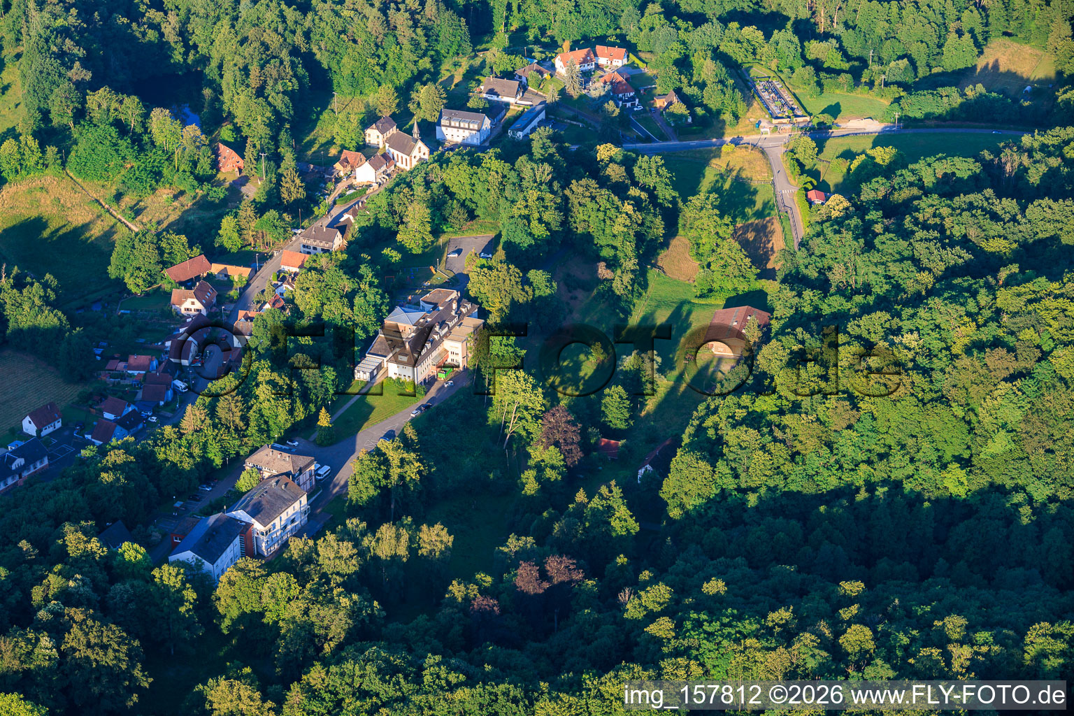 Vue du village dans le Lautertal depuis le nord avec le Mont des Oiseaux à le quartier Weiler in Wissembourg dans le département Bas Rhin, France