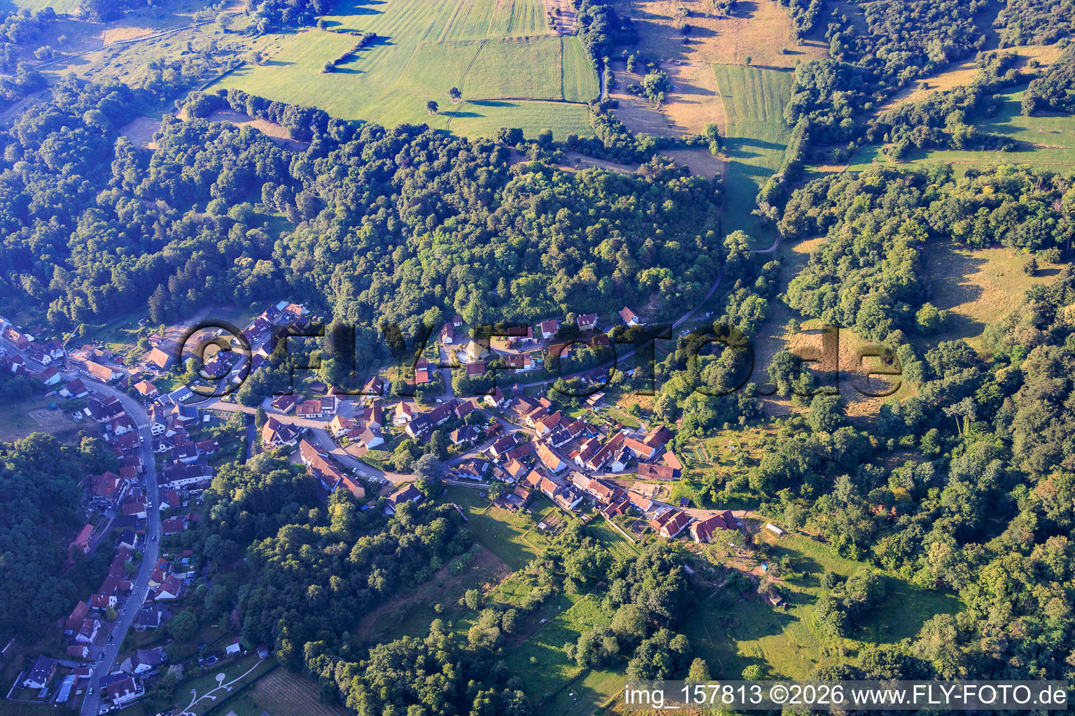Vue du village dans la vallée de Lauter depuis le nord-ouest à le quartier Weiler in Wissembourg dans le département Bas Rhin, France