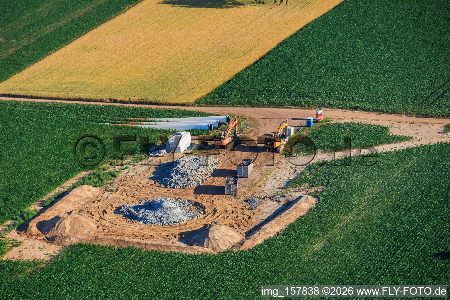 Démolition et démantèlement des quatre anciennes installations (GE 1.5) de 2004 après la modernisation du parc éolien Minfeld à Minfeld dans le département Rhénanie-Palatinat, Allemagne