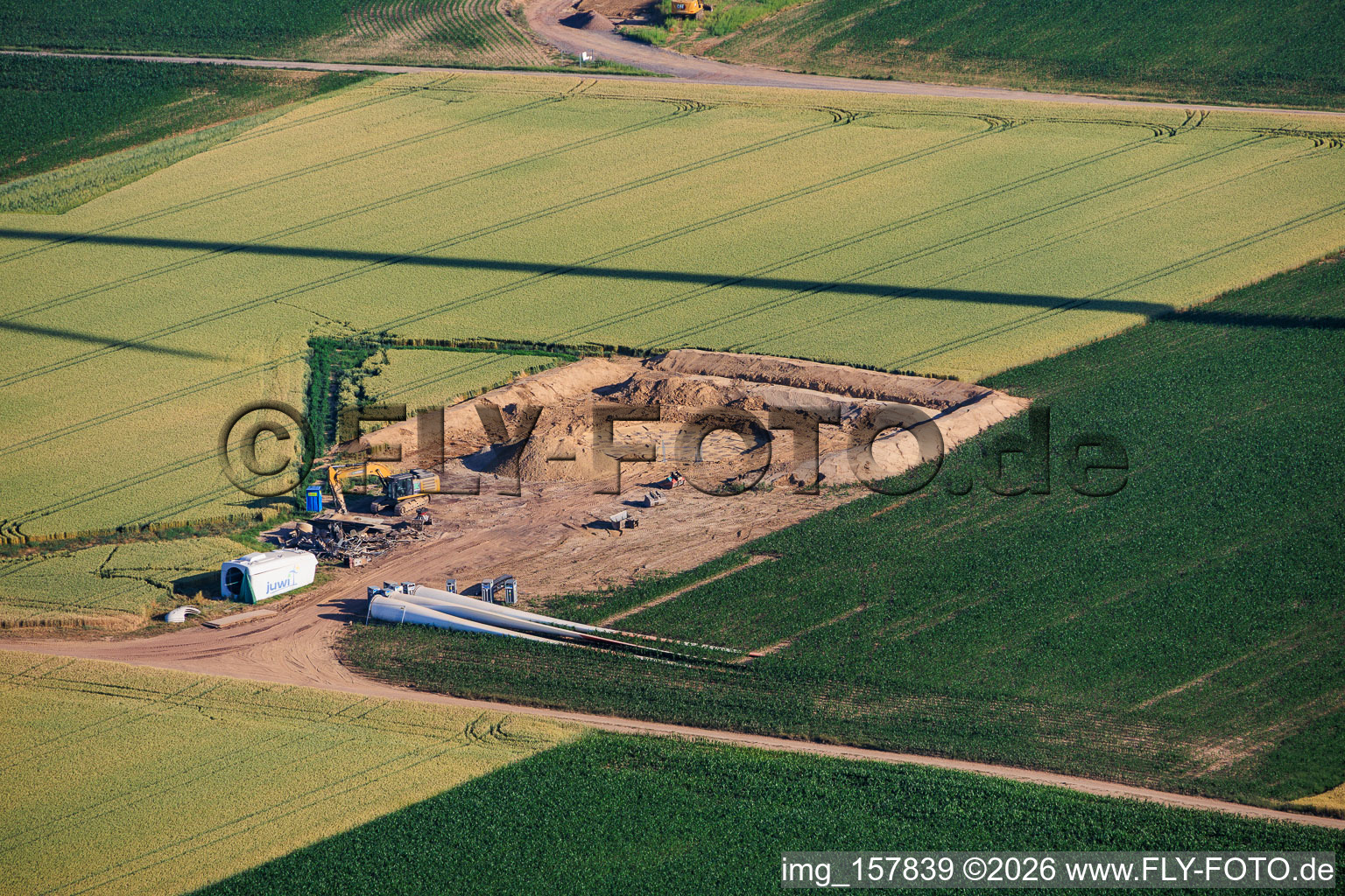 Démolition et démantèlement des quatre anciennes installations (GE 1.5) de 2004 après la modernisation du parc éolien Minfeld à Minfeld dans le département Rhénanie-Palatinat, Allemagne