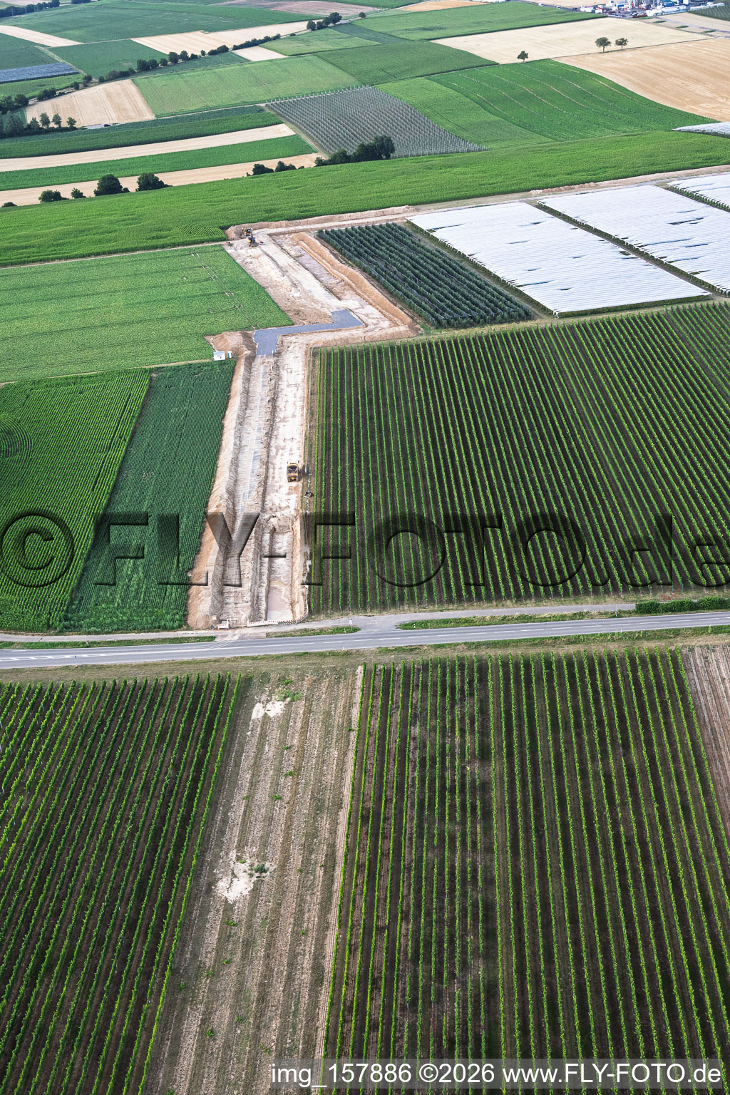 Travaux de terrassement pour le tracé entre le premier site de forage sur le Schleidberg et le deuxième site de forage sur le Trappelberg du projet Lionheart de Vulcan Energy, destiné à assurer l'approvisionnement futur en chaleur neutre en carbone de la ville de Landau, ainsi qu'à l'extraction de lithium et à la production d'électricité via une centrale ORC. à Insheim dans le département Rhénanie-Palatinat, Allemagne