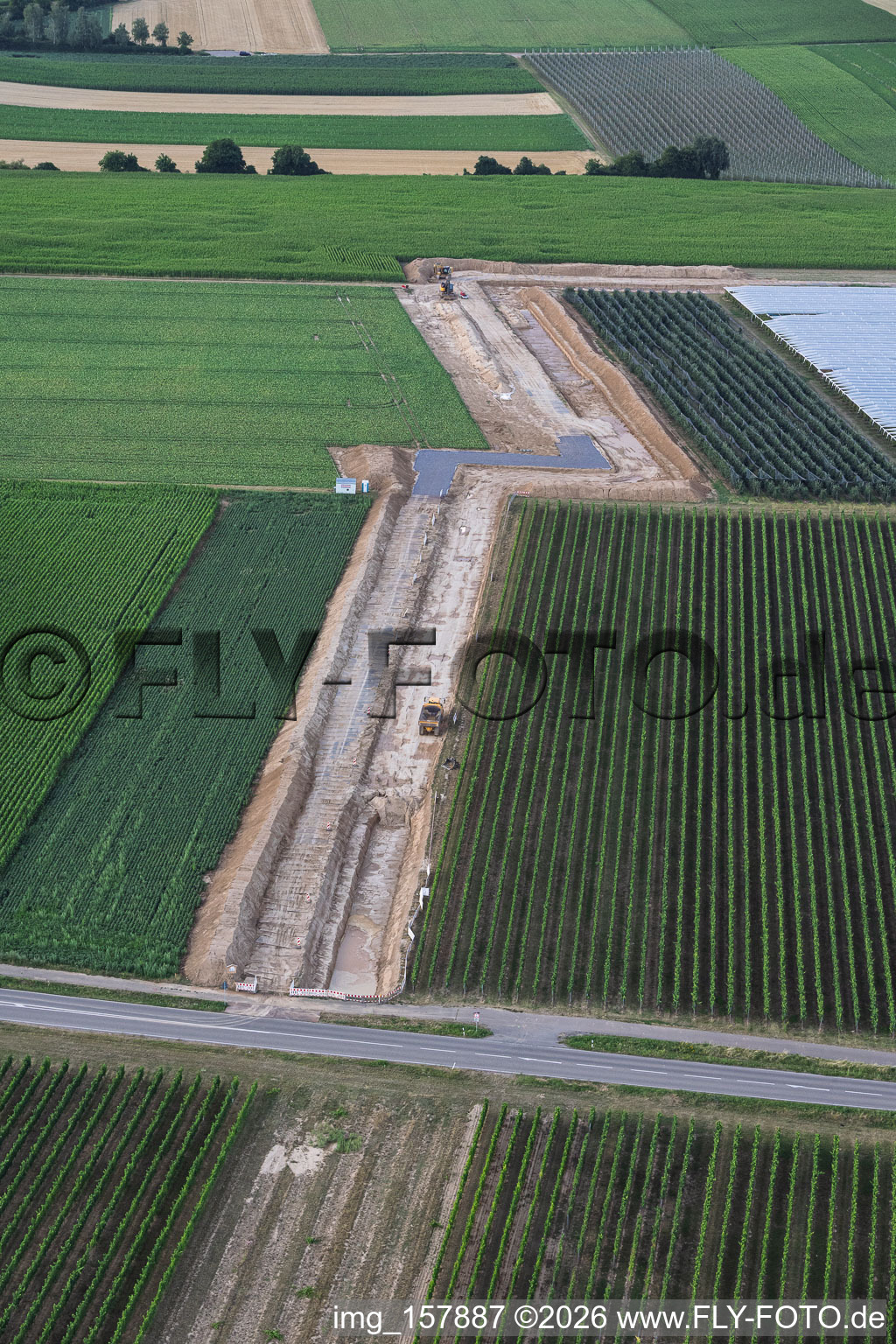 Travaux de terrassement pour le tracé entre le premier site de forage sur le Schleidberg et le deuxième site de forage sur le Trappelberg du projet Lionheart de Vulcan Energy, destiné à assurer l'approvisionnement futur en chaleur neutre en carbone de la ville de Landau, ainsi qu'à l'extraction de lithium et à la production d'électricité via une centrale ORC. à Insheim dans le département Rhénanie-Palatinat, Allemagne