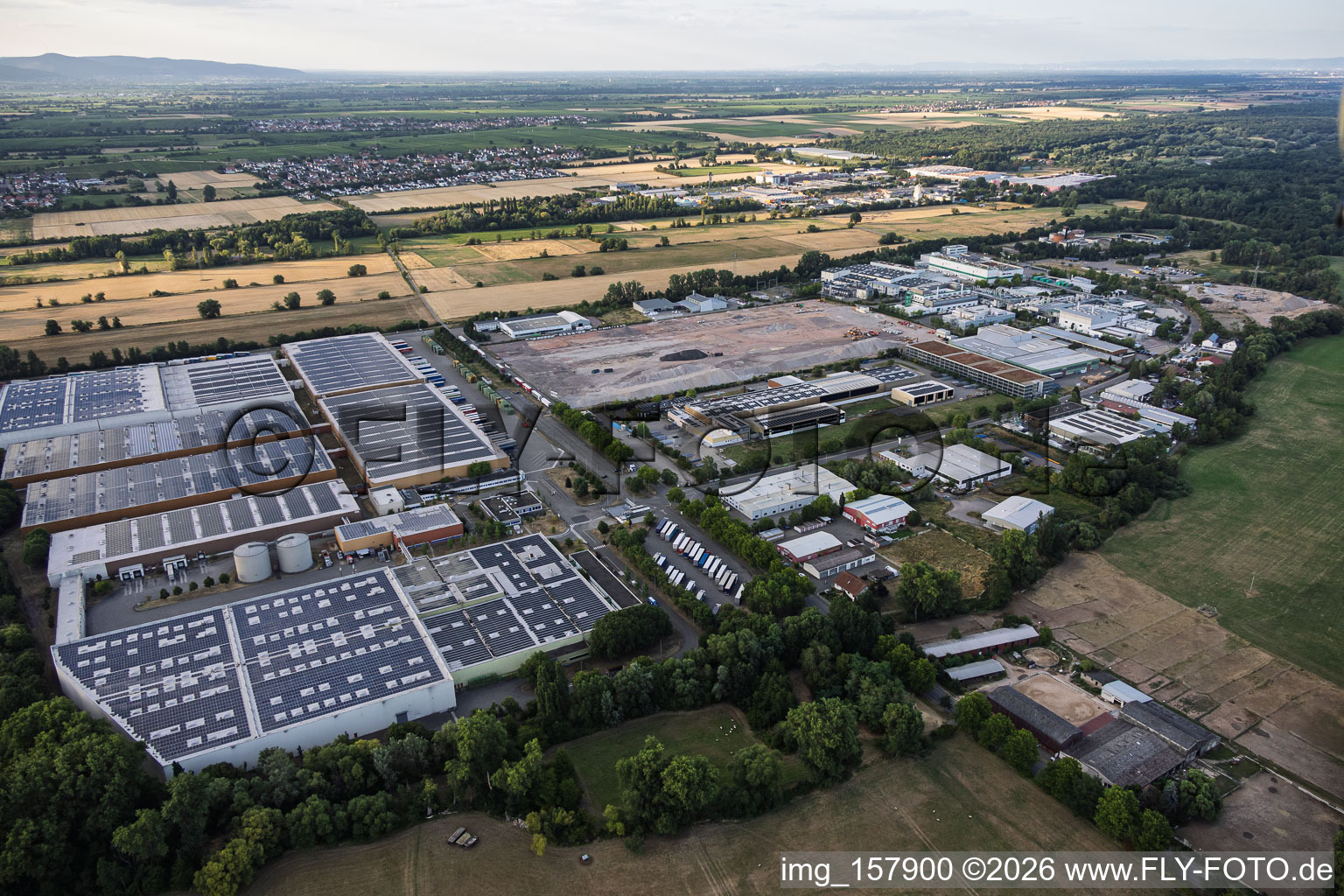 Le site du nouveau centre logistique de Cain International a été déblayé par le promoteur du projet, NVELOP. à Landau in der Pfalz dans le département Rhénanie-Palatinat, Allemagne