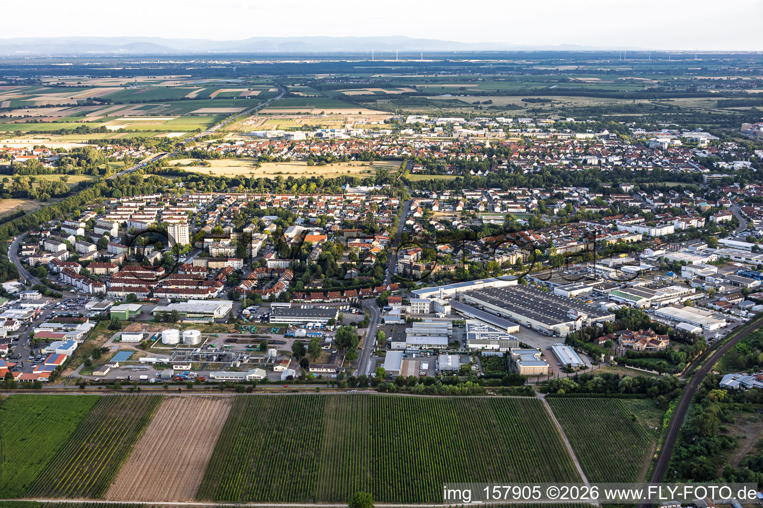 Horstring et le parc industriel de Landau-Nord vus du nord en soirée à Landau in der Pfalz dans le département Rhénanie-Palatinat, Allemagne