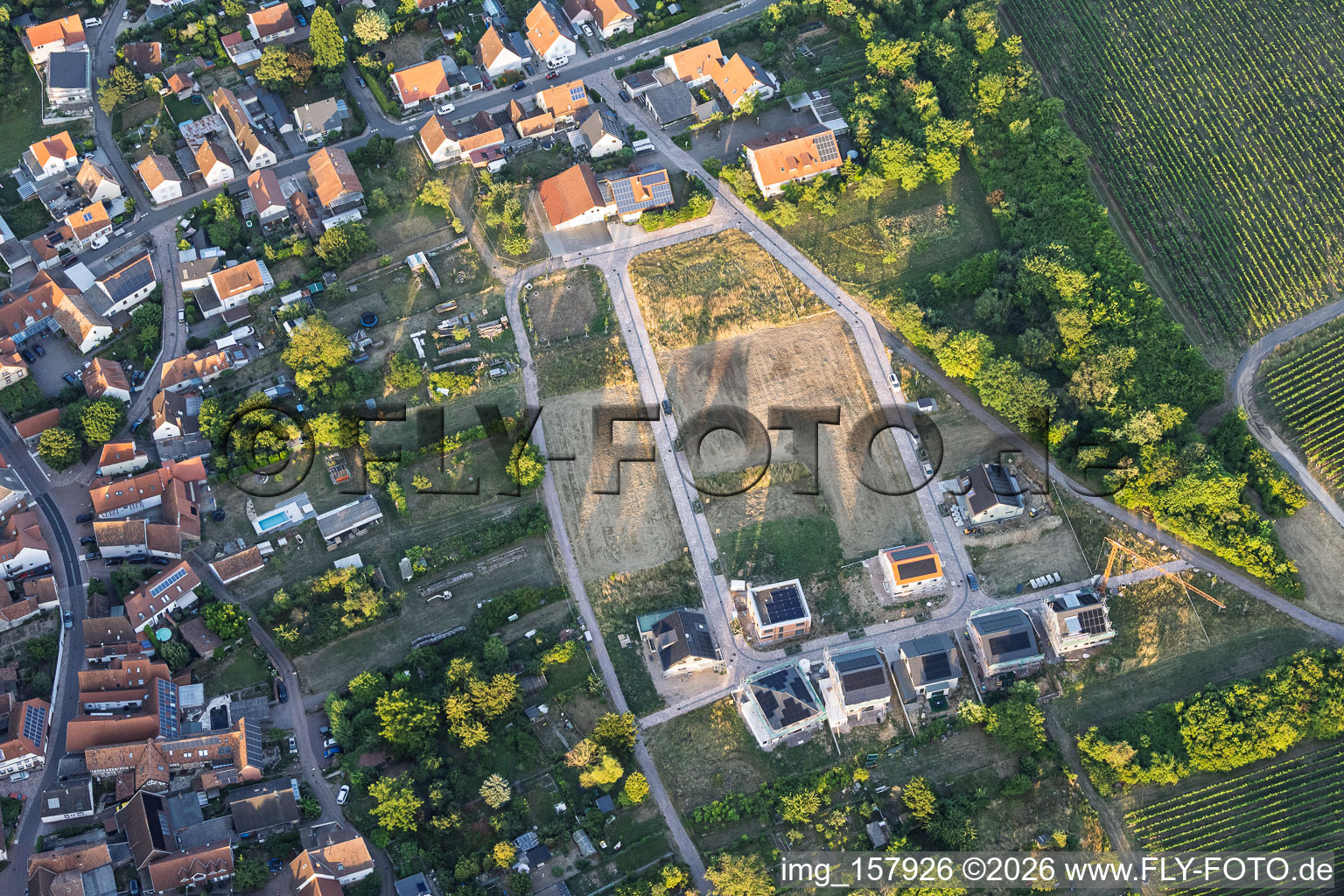 Premières maisons individuelles dans le nouveau quartier résidentiel de la Prinz-Eugen-Straße à le quartier Arzheim in Landau in der Pfalz dans le département Rhénanie-Palatinat, Allemagne