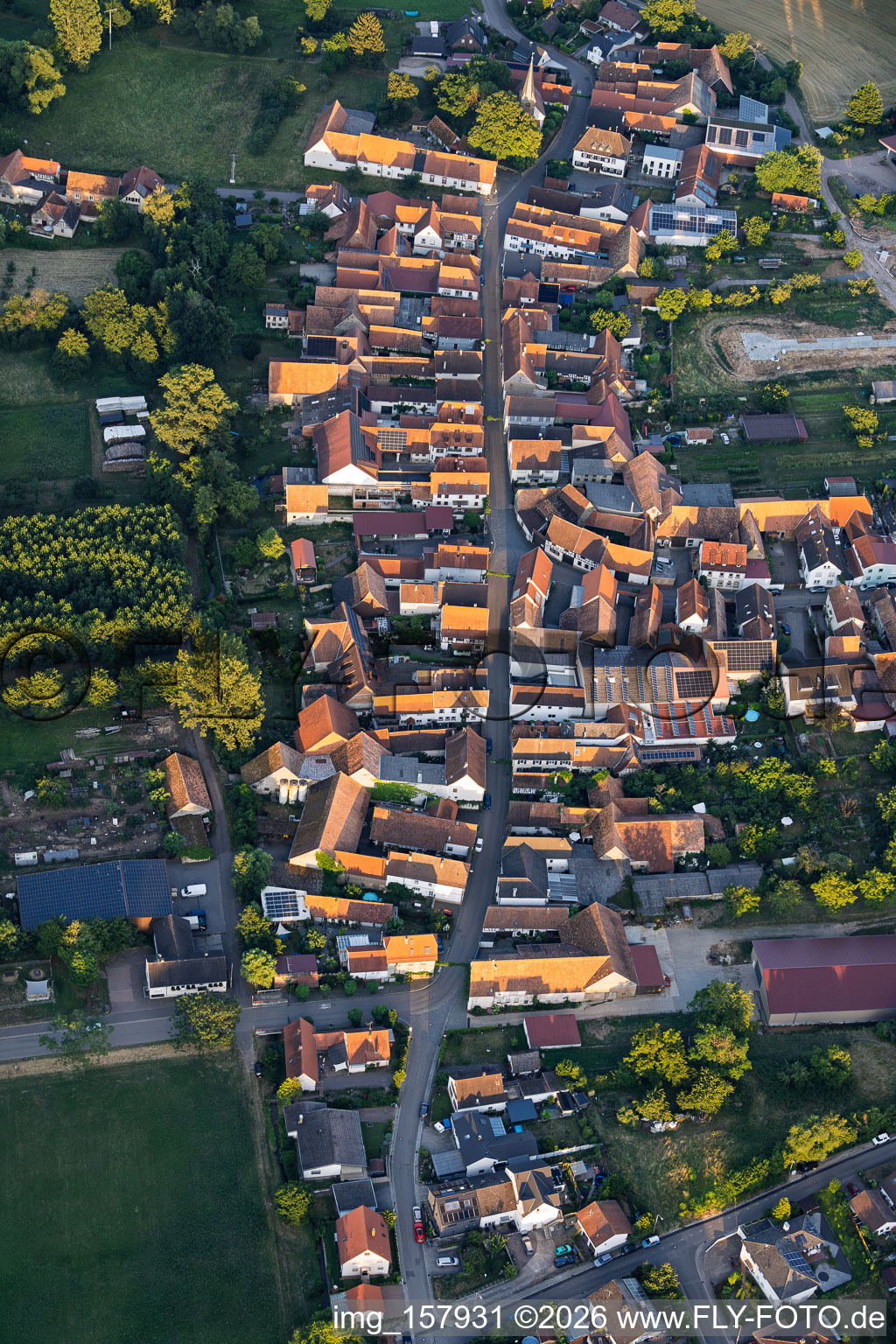Klingbachstraße depuis l'ouest à le quartier Klingen in Heuchelheim-Klingen dans le département Rhénanie-Palatinat, Allemagne