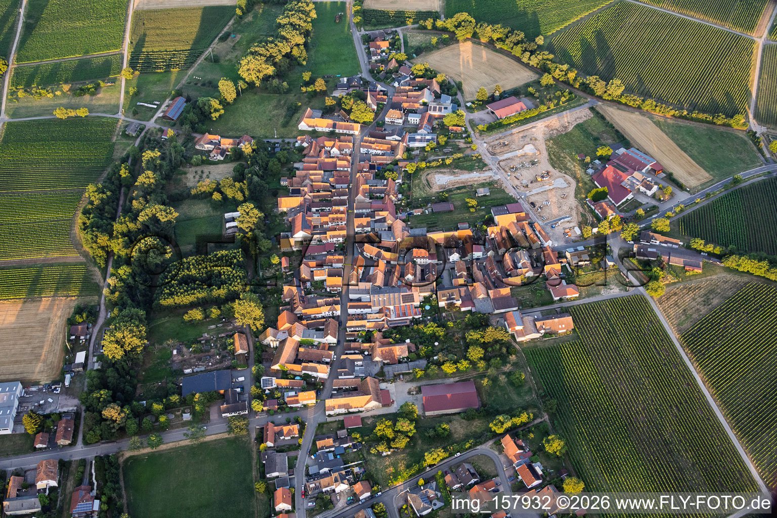 Vue du village depuis l'ouest en soirée, avec le nouveau lotissement du domaine viticole de Lindenhof. à le quartier Klingen in Heuchelheim-Klingen dans le département Rhénanie-Palatinat, Allemagne