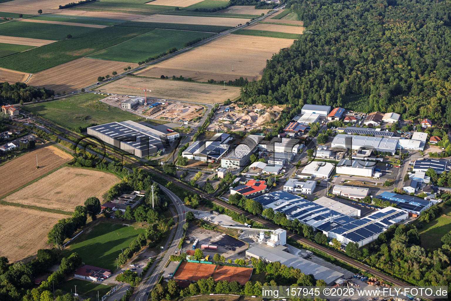 Parc industriel Große Ahlmühle avec le chantier du nouveau campus X2E pour les bâtiments administratifs et de production à Rohrbach dans le département Rhénanie-Palatinat, Allemagne