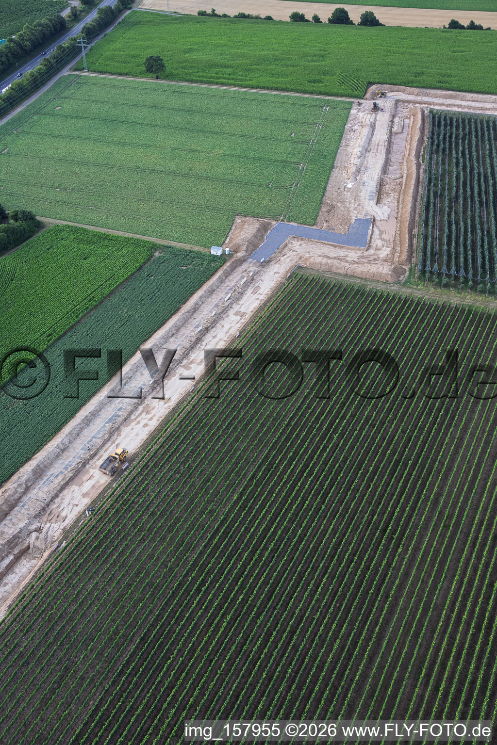 Travaux de terrassement pour le tracé entre le premier site de forage sur le Schleidberg et le deuxième site de forage sur le Trappelberg du projet Lionheart de Vulcan Energy, destiné à assurer l'approvisionnement futur en chaleur neutre en carbone de la ville de Landau, ainsi qu'à l'extraction de lithium et à la production d'électricité via une centrale ORC. à Insheim dans le département Rhénanie-Palatinat, Allemagne