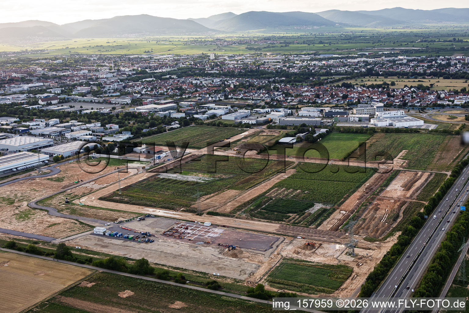 Parc industriel D12 avec site de construction d'une centrale géothermique et d'un poste de transformation de Vulcan, situé au sud-est. à Landau in der Pfalz dans le département Rhénanie-Palatinat, Allemagne