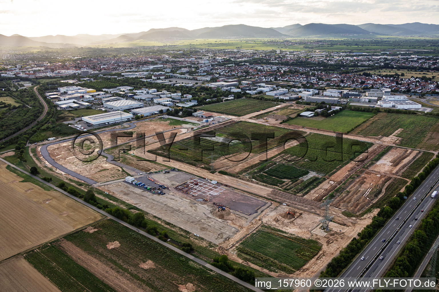 Parc industriel D12 avec site de construction d'une centrale géothermique et d'un poste de transformation de Vulcan, situé au sud-est. à Landau in der Pfalz dans le département Rhénanie-Palatinat, Allemagne