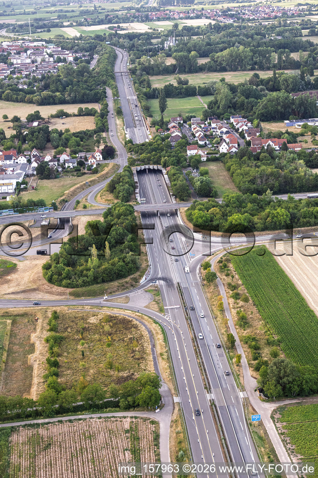 Passage souterrain de l'A65 à la sortie 16 Landau-Zentrum à le quartier Queichheim in Landau in der Pfalz dans le département Rhénanie-Palatinat, Allemagne