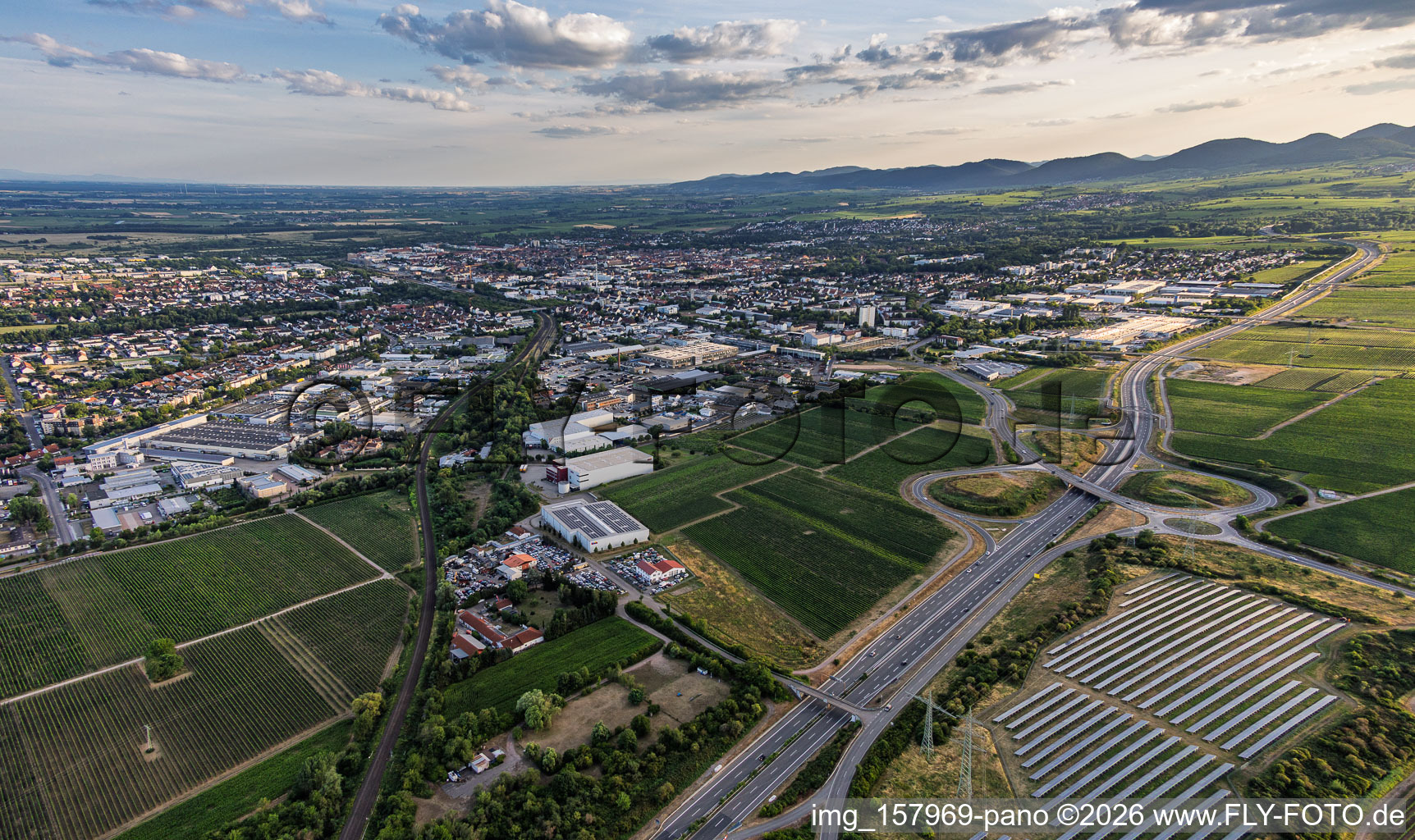 Landau-Nord au-delà de la B10 en venant du nord-est en soirée à Landau in der Pfalz dans le département Rhénanie-Palatinat, Allemagne