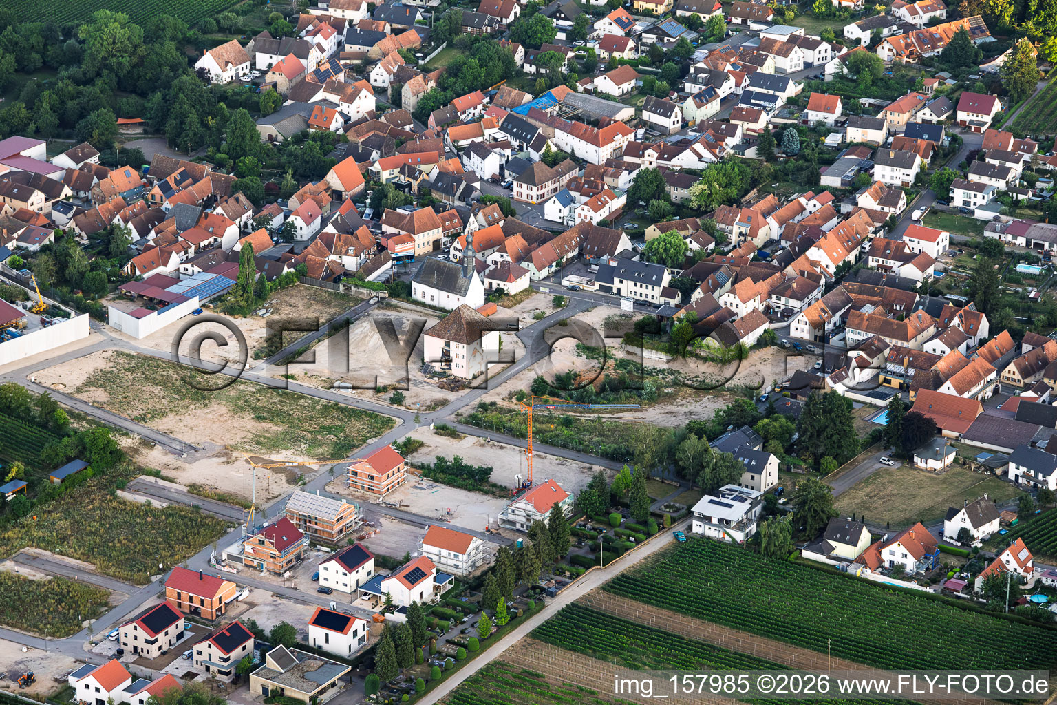 Nouveau quartier résidentiel «Village Life» aménagé dans l'ancienne cave à vin mousseux à Böchingen dans le département Rhénanie-Palatinat, Allemagne