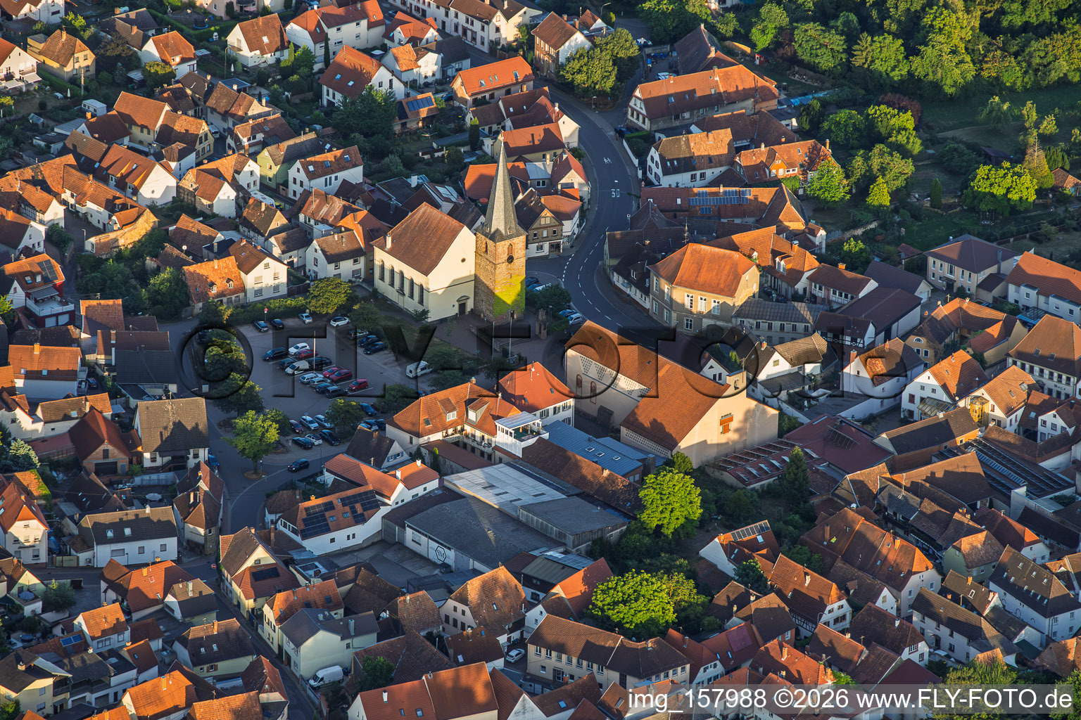 Église protestante au centre du village en soirée à le quartier Godramstein in Landau in der Pfalz dans le département Rhénanie-Palatinat, Allemagne