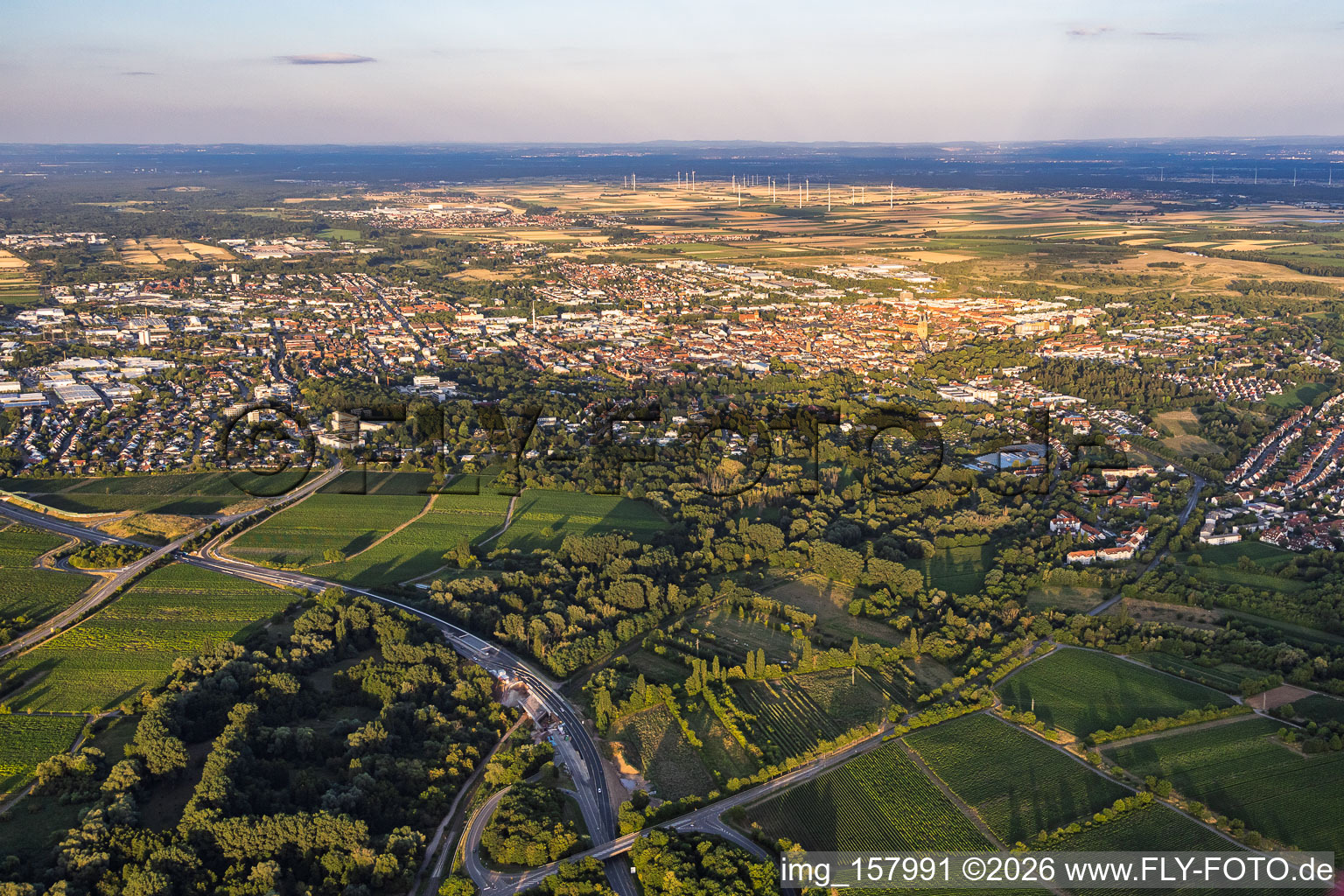 Vue de la ville depuis l'ouest en soirée à Landau in der Pfalz dans le département Rhénanie-Palatinat, Allemagne