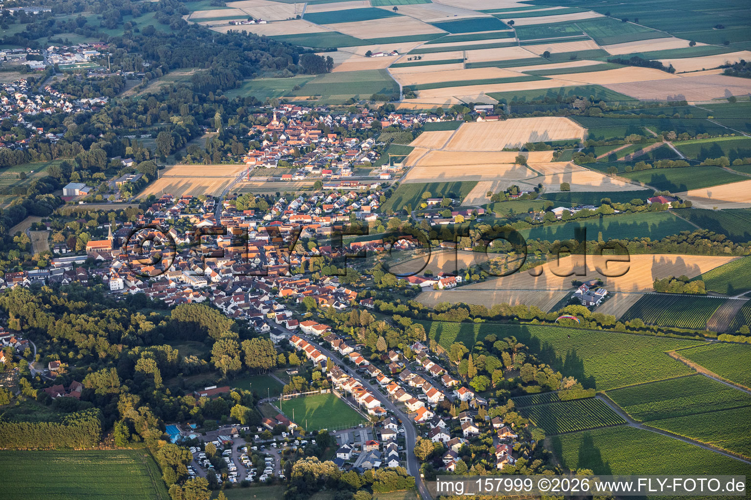 Vue du village depuis l'ouest en soirée à le quartier Ingenheim in Billigheim-Ingenheim dans le département Rhénanie-Palatinat, Allemagne