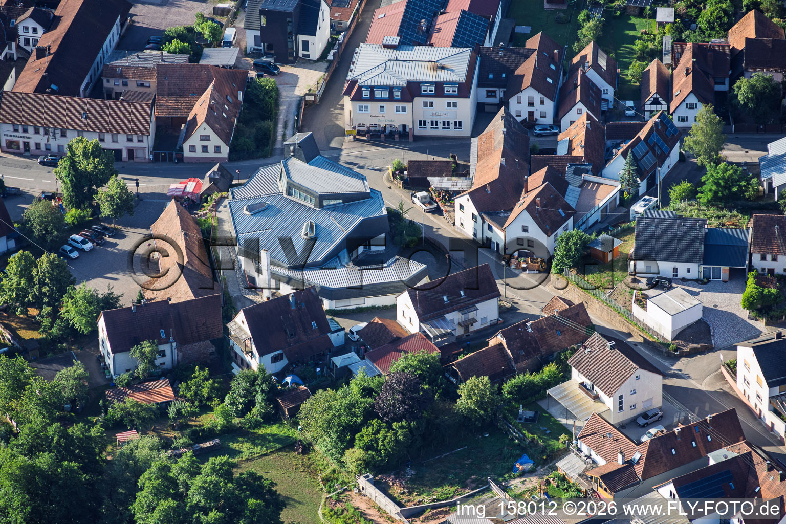 Église moderne Saint-Sébastien au centre du village à Silz dans le département Rhénanie-Palatinat, Allemagne