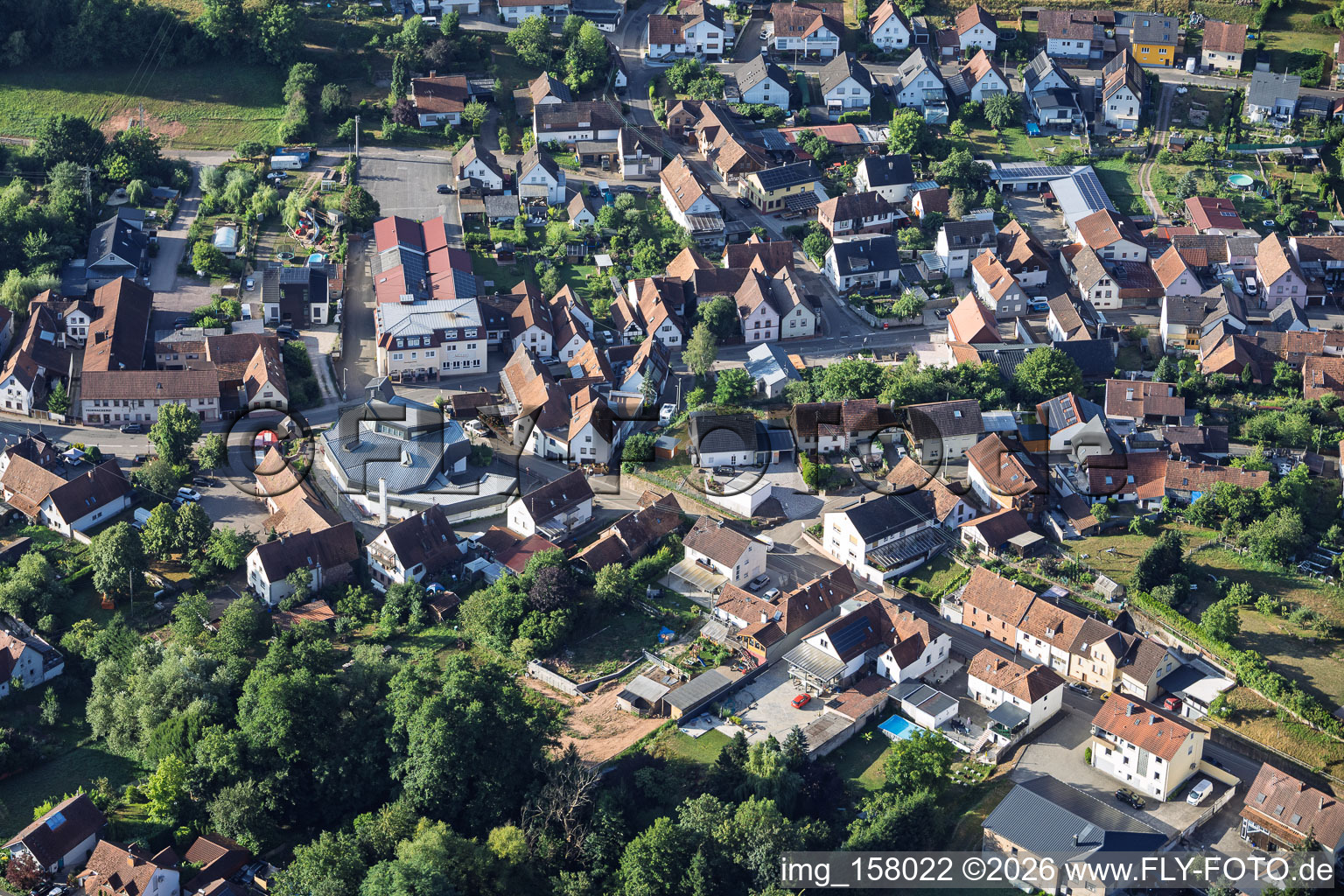 Église moderne Saint-Sébastien et auberge de campagne Zur Linde au centre du village à Silz dans le département Rhénanie-Palatinat, Allemagne