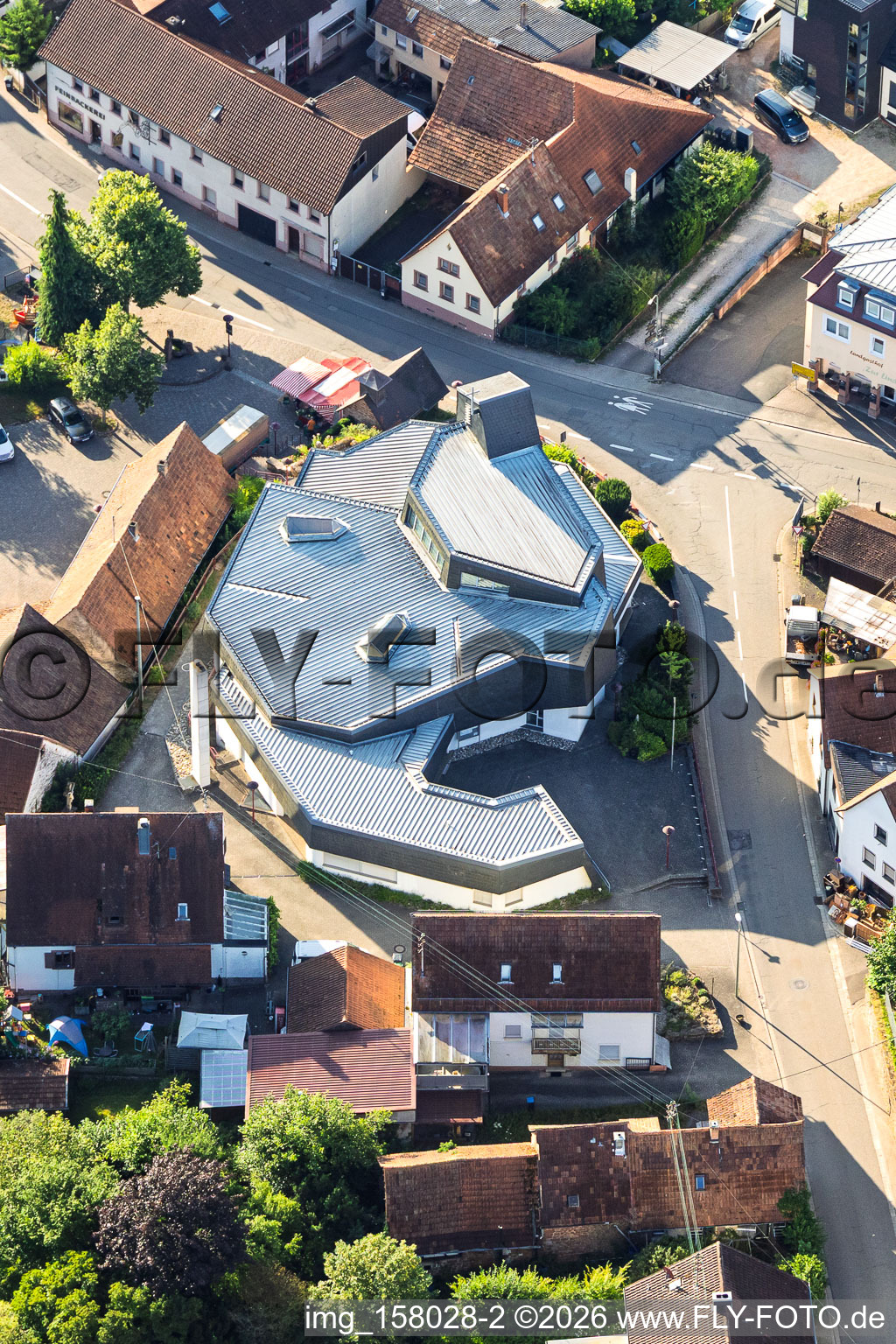 Église moderne Saint-Sébastien au centre du village à Silz dans le département Rhénanie-Palatinat, Allemagne