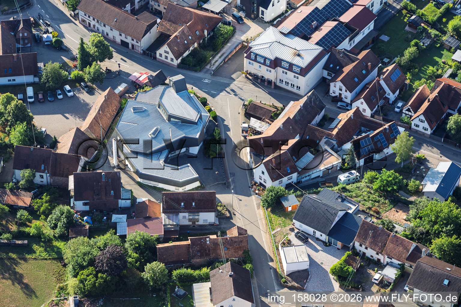 Église moderne Saint-Sébastien et auberge de campagne Zur Linde au centre du village à Silz dans le département Rhénanie-Palatinat, Allemagne