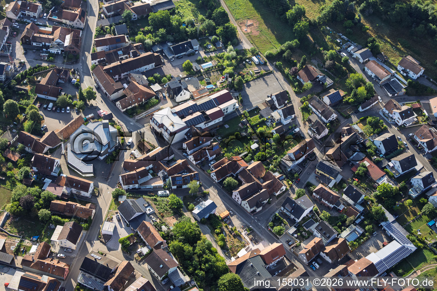 Église moderne Saint-Sébastien au centre du village à Silz dans le département Rhénanie-Palatinat, Allemagne