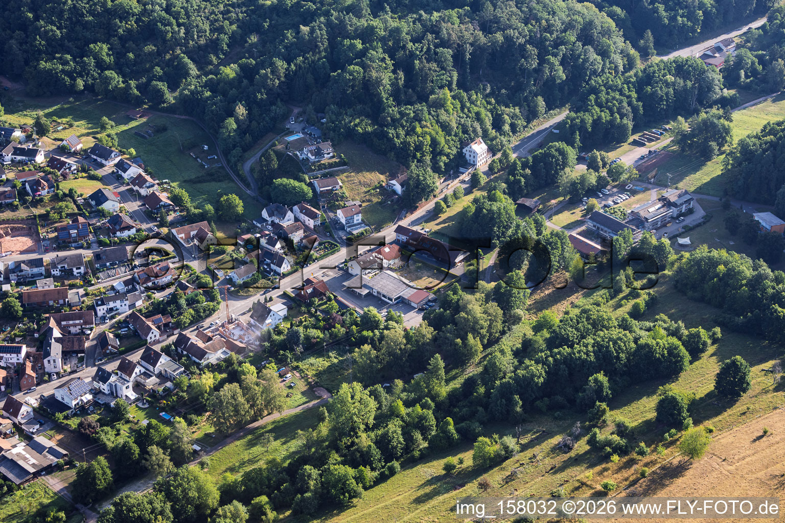 Rue principale avec voiture douce à Silz dans le département Rhénanie-Palatinat, Allemagne